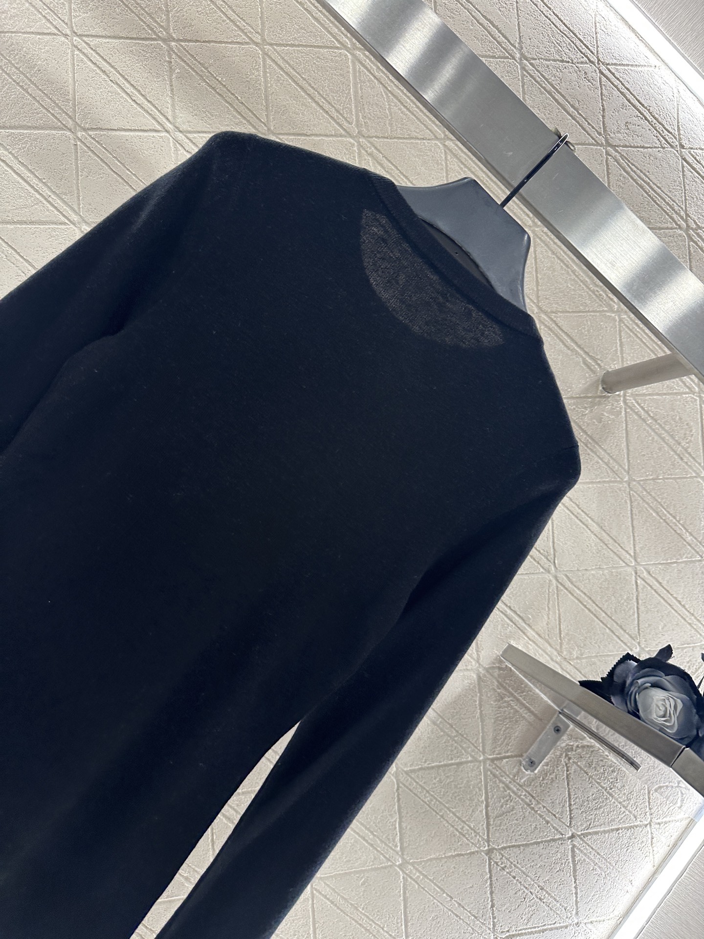 ♥Prad*♥2025新品上架 修身圆领打底衫定制YB羊毛材质，质感光泽，弹力十足，圆领长袖打底裁剪，领