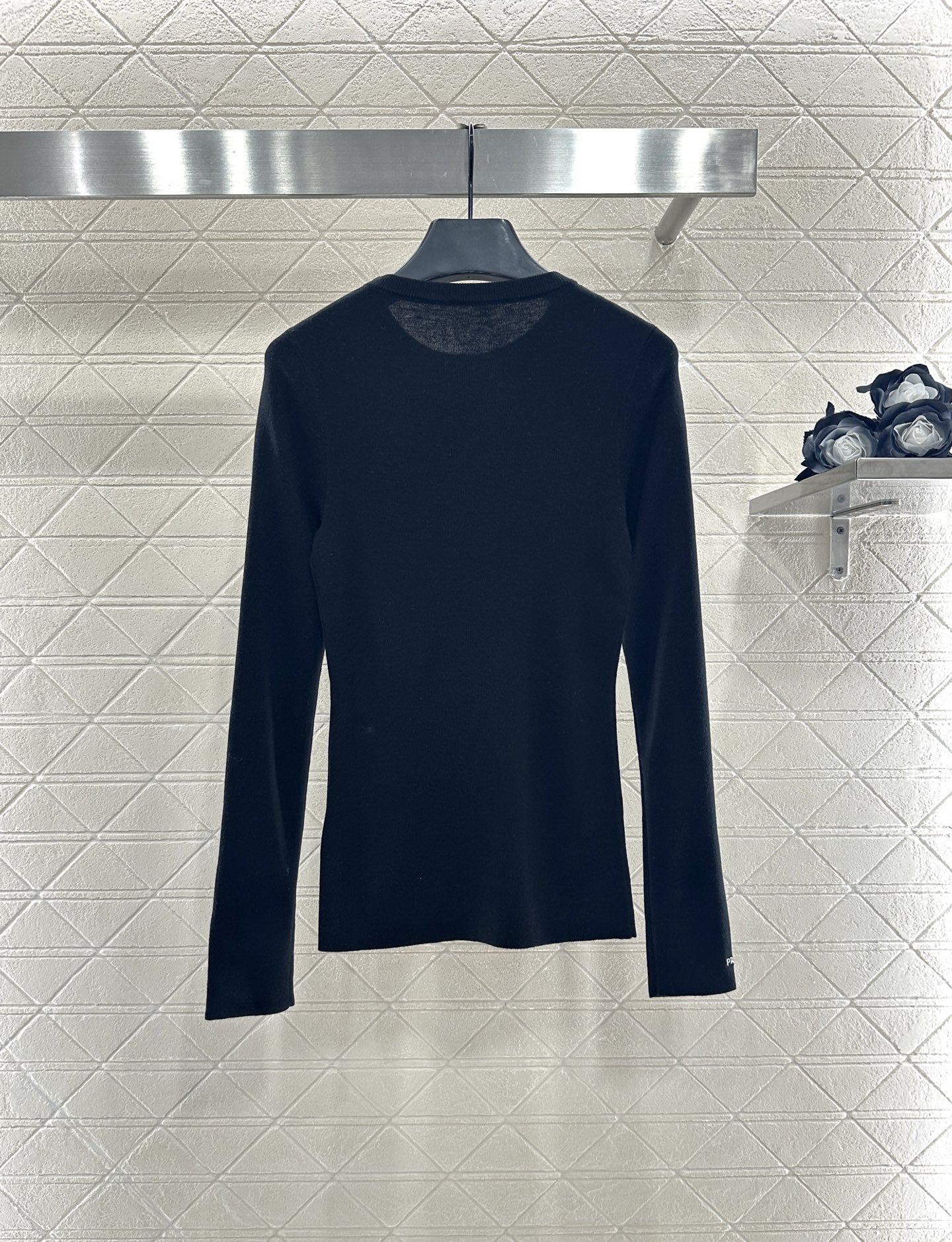 ♥Prad*♥2025新品上架 修身圆领打底衫定制YB羊毛材质，质感光泽，弹力十足，圆领长袖打底裁剪，领