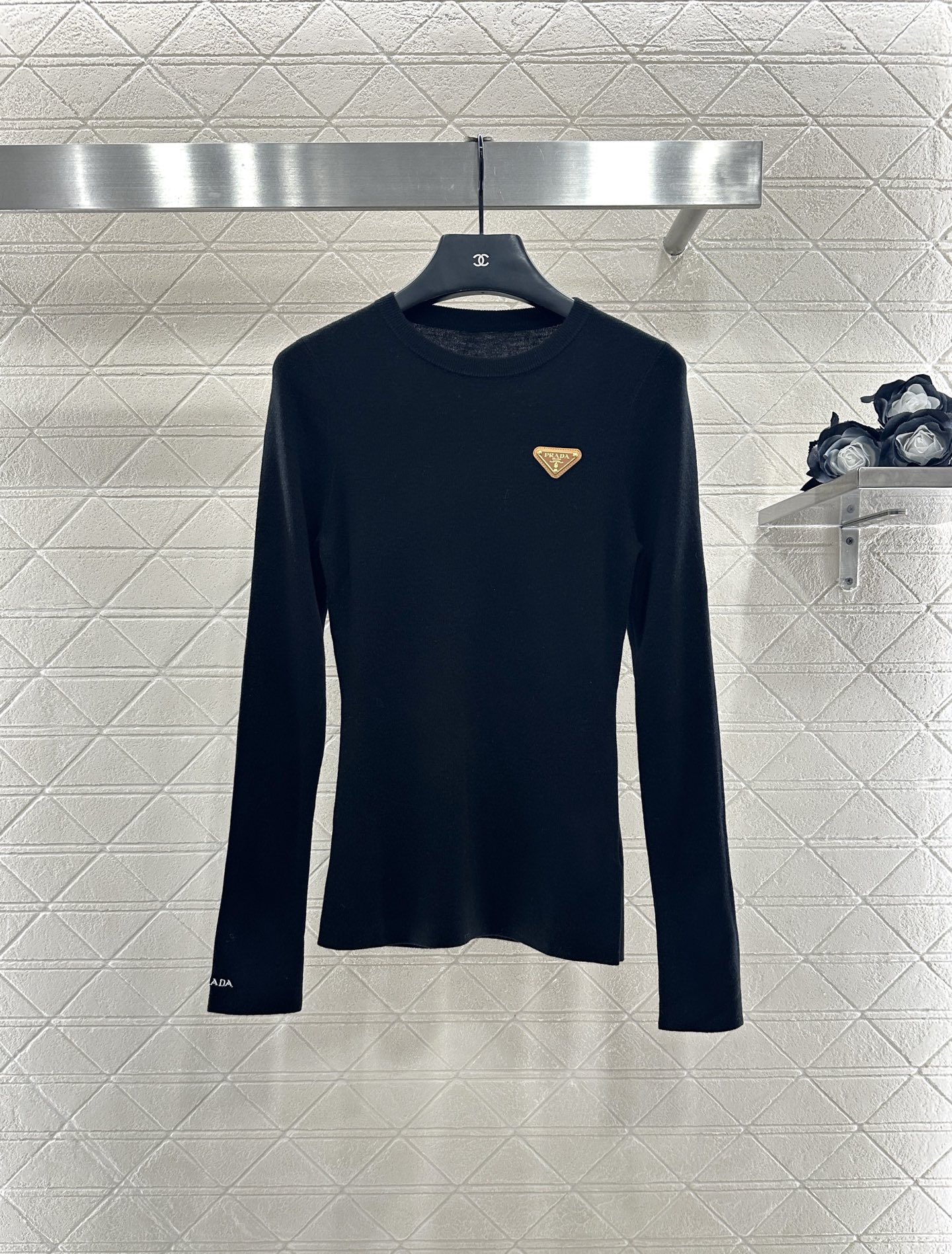 ♥Prad*♥2025新品上架 修身圆领打底衫定制YB羊毛材质，质感光泽，弹力十足，圆领长袖打底裁剪，领