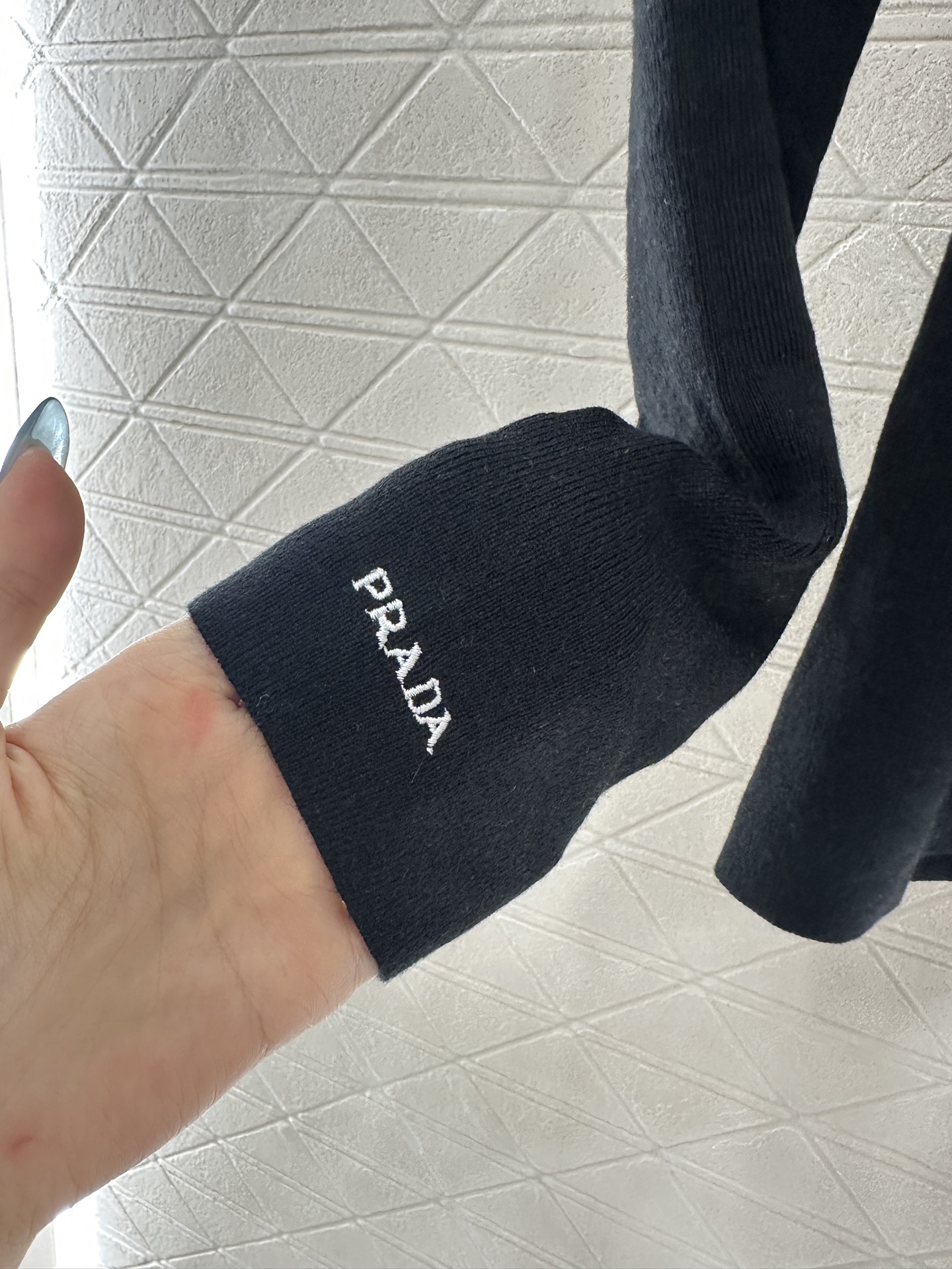 ♥Prad*♥2025新品上架 修身圆领打底衫定制YB羊毛材质，质感光泽，弹力十足，圆领长袖打底裁剪，领