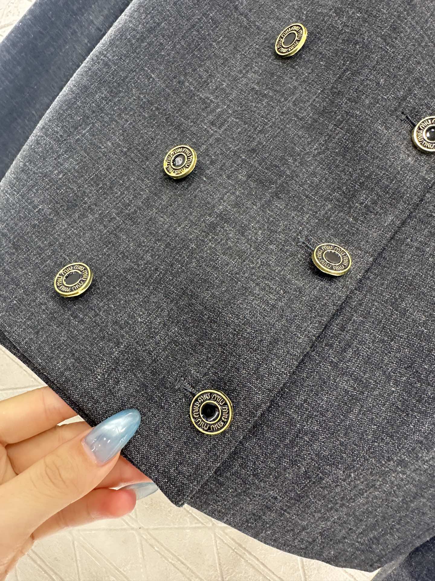 ♥Miumi*♥2025新品上架 圆领双排扣西装长裤套装定制YB进口人棉材质，质感光泽高级，正肩直筒西装
