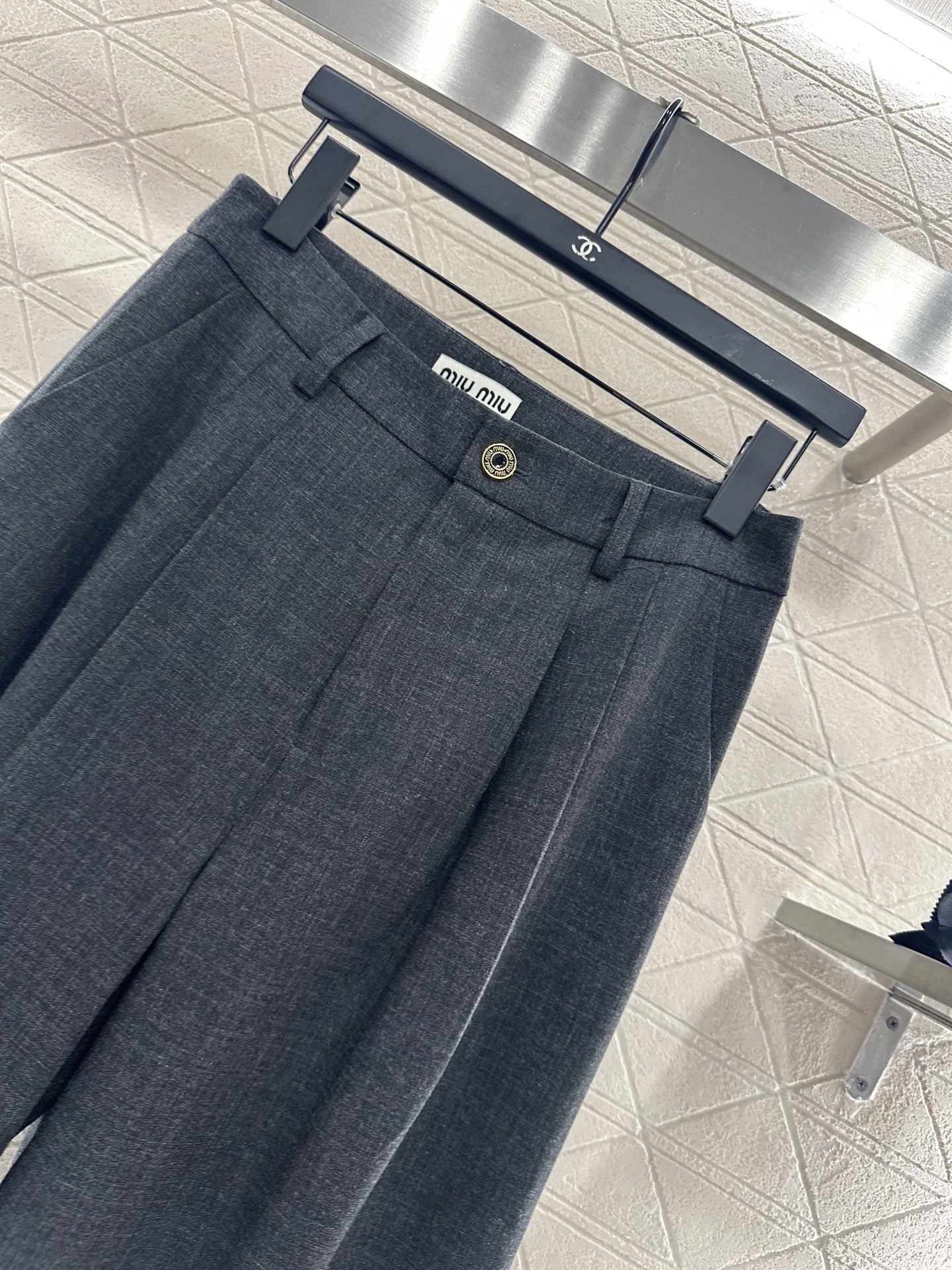 ♥Miumi*♥2025新品上架 圆领双排扣西装长裤套装定制YB进口人棉材质，质感光泽高级，正肩直筒西装