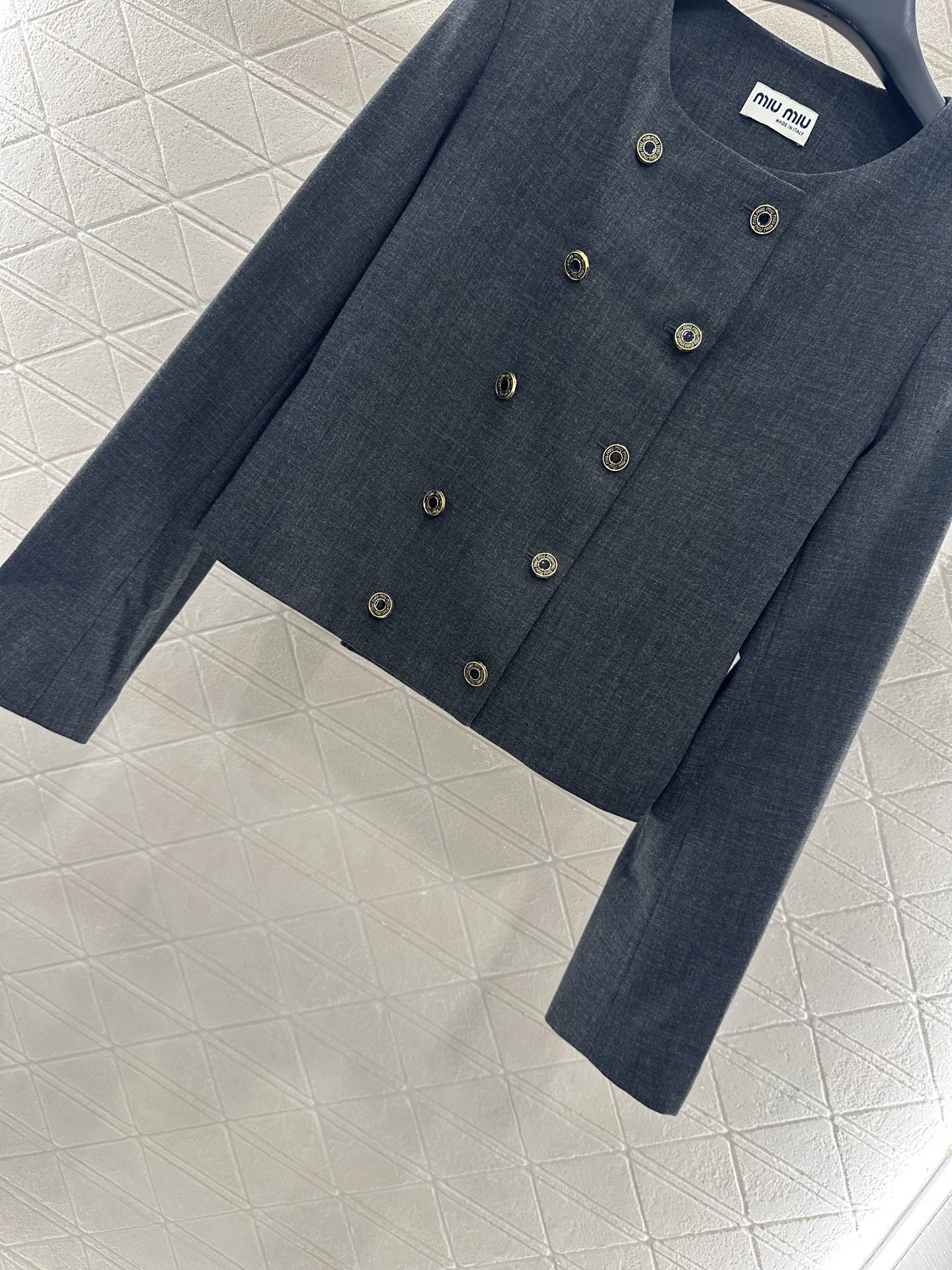 ♥Miumi*♥2025新品上架 圆领双排扣西装长裤套装定制YB进口人棉材质，质感光泽高级，正肩直筒西装