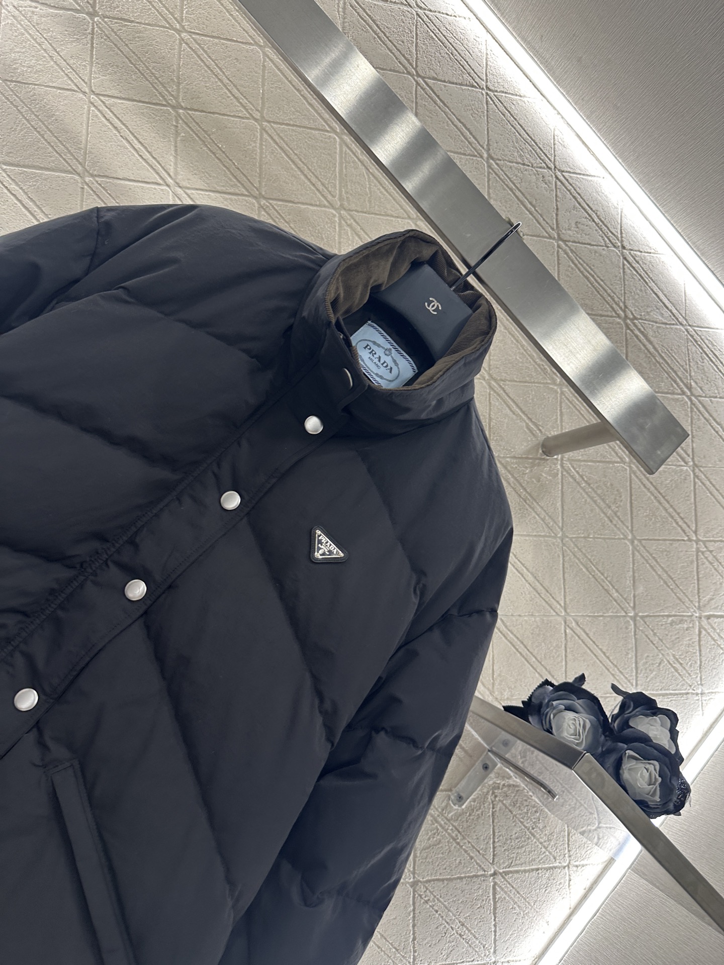 ♥Prad*♥2025新品上架 立领羽绒外套定制YB防风防水尼龙材质，白鹅绒填充内里，整件轻盈保暖，隐藏