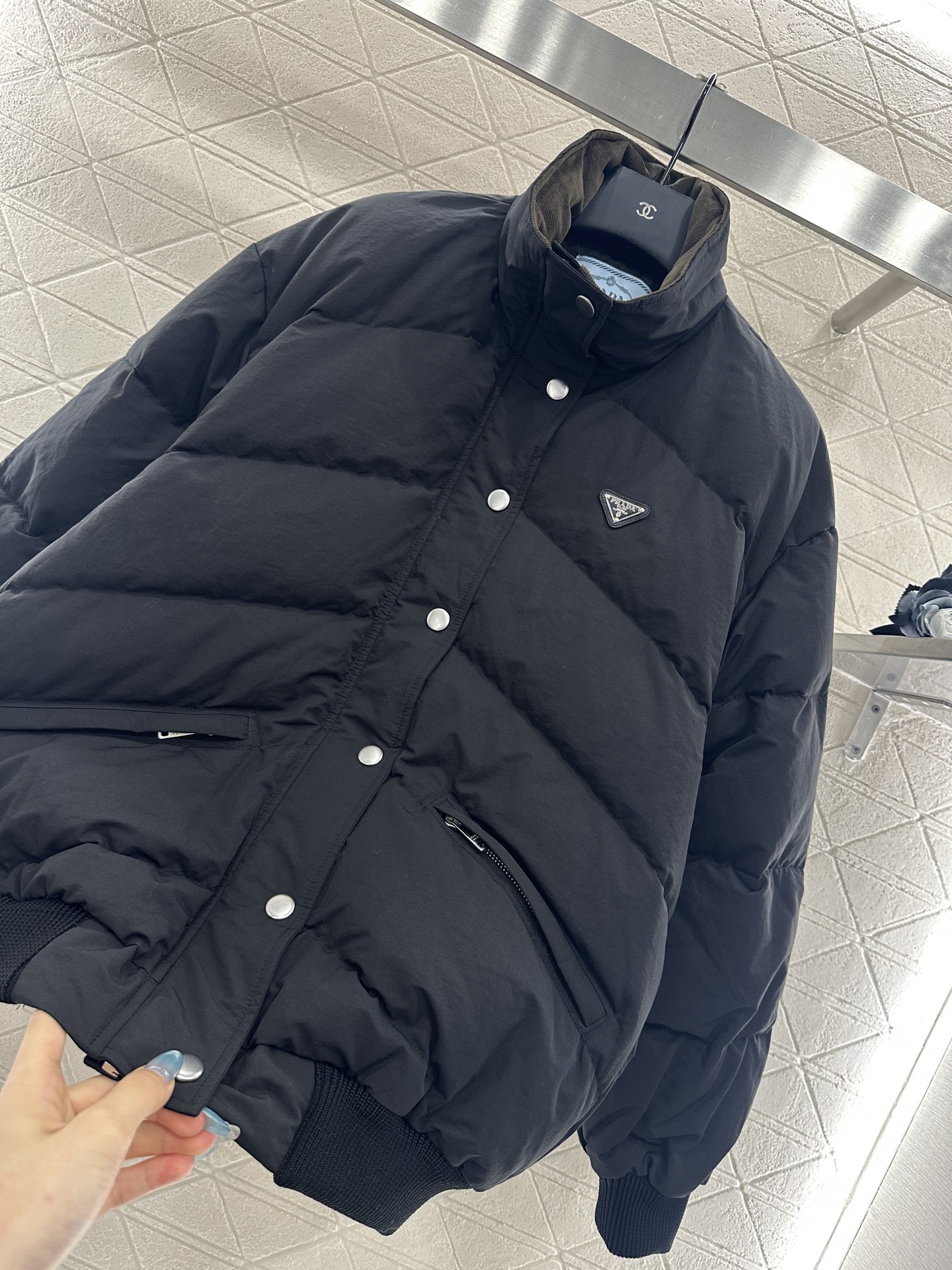 ♥Prad*♥2025新品上架 立领羽绒外套定制YB防风防水尼龙材质，白鹅绒填充内里，整件轻盈保暖，隐藏