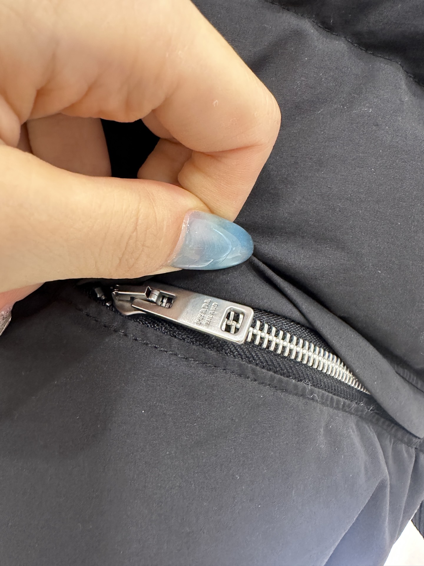 ♥Prad*♥2025新品上架 立领羽绒外套定制YB防风防水尼龙材质，白鹅绒填充内里，整件轻盈保暖，隐藏