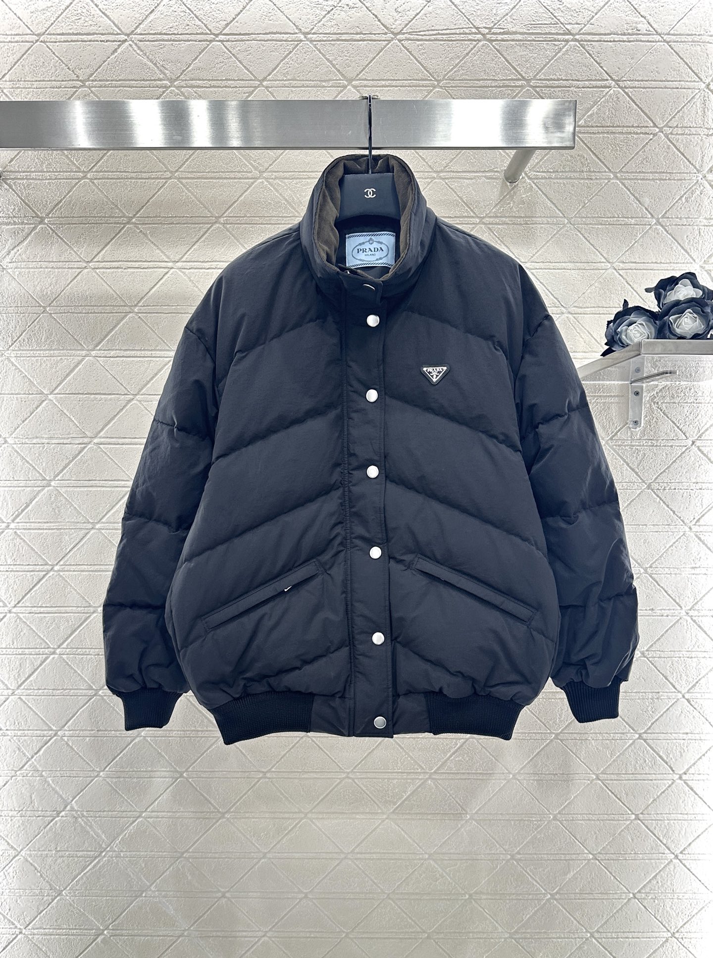 ♥Prad*♥2025新品上架 立领羽绒外套定制YB防风防水尼龙材质，白鹅绒填充内里，整件轻盈保暖，隐藏