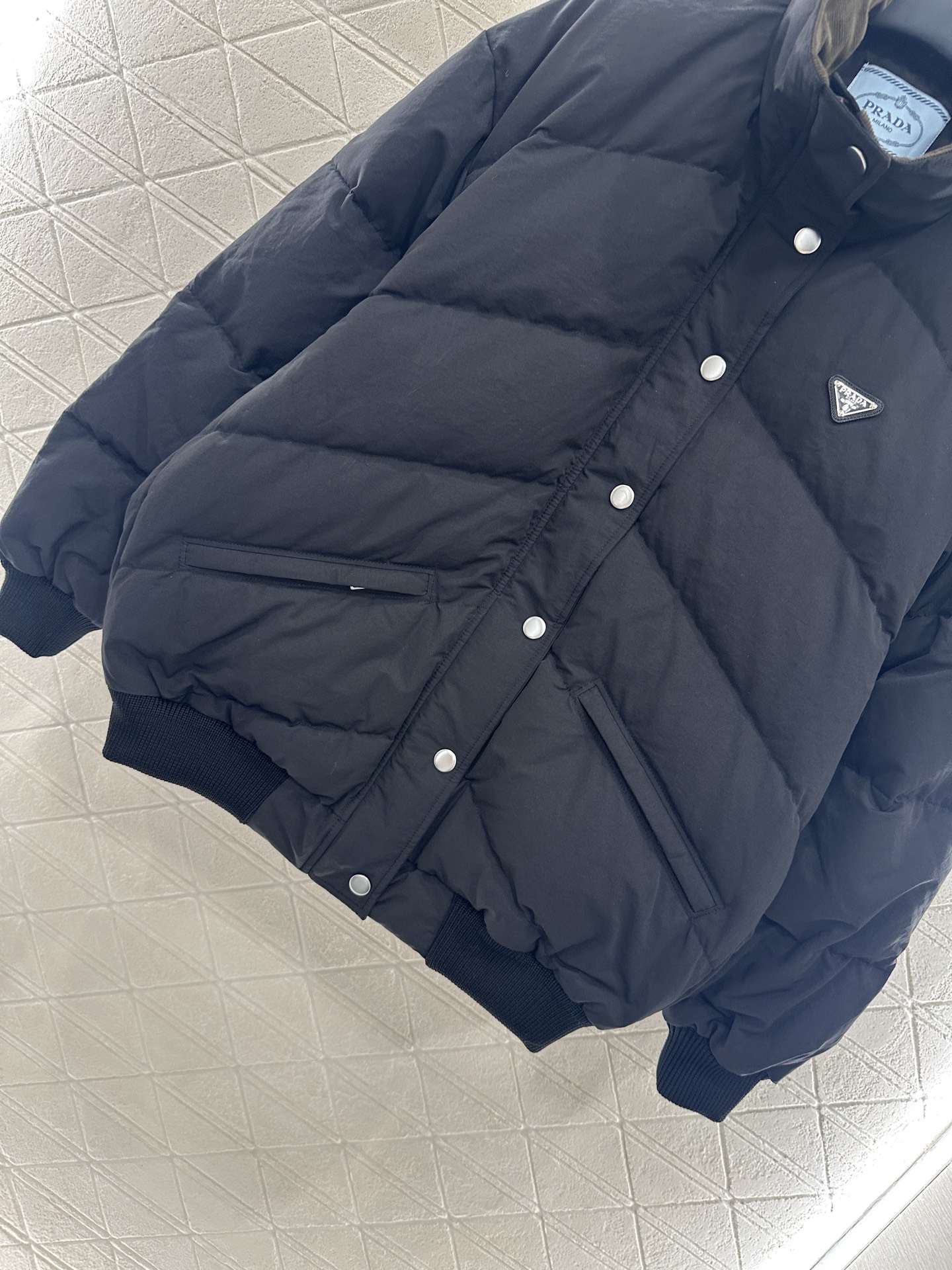 ♥Prad*♥2025新品上架 立领羽绒外套定制YB防风防水尼龙材质，白鹅绒填充内里，整件轻盈保暖，隐藏