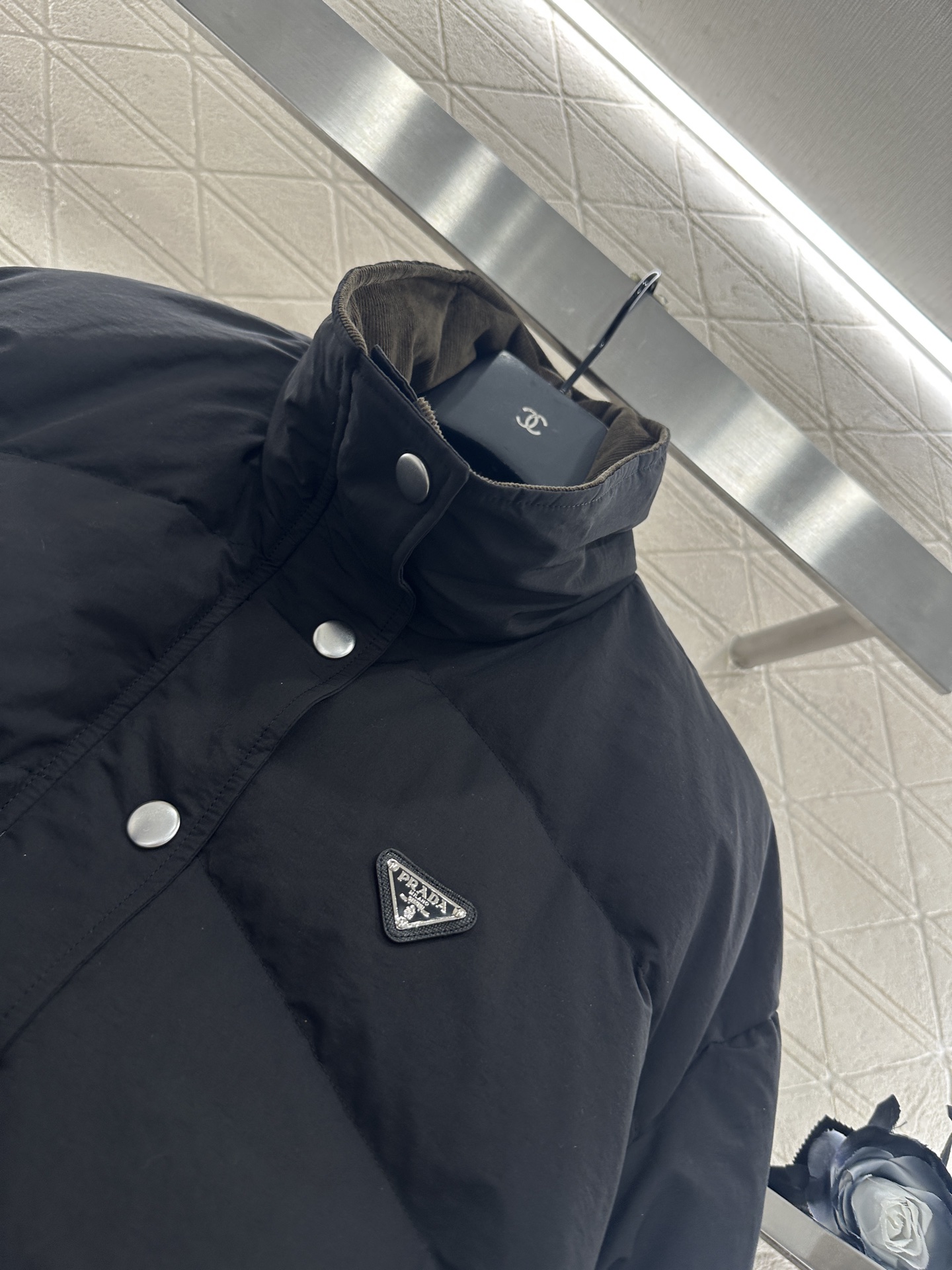 ♥Prad*♥2025新品上架 立领羽绒外套定制YB防风防水尼龙材质，白鹅绒填充内里，整件轻盈保暖，隐藏