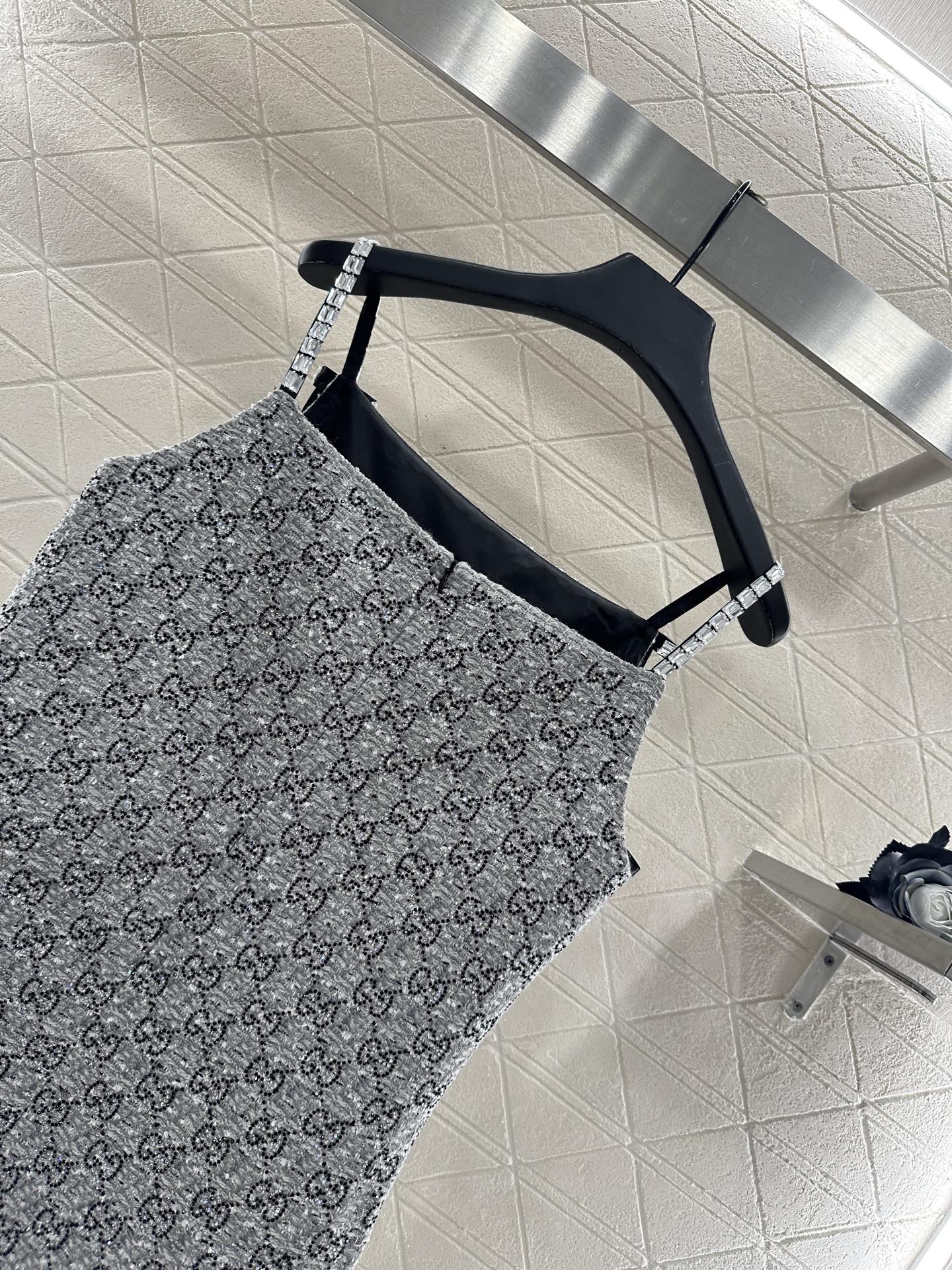 ♥Gucc*♥ 2025新品上架 洋装吊带连衣裙定制YB进口粗纺毛昵材质，肌理明显，质感高级，致力还原平