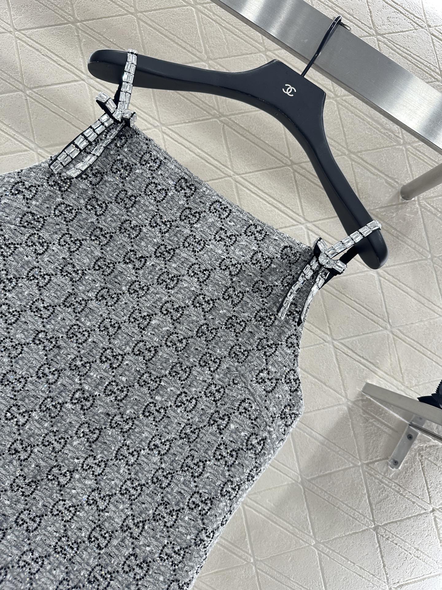 ♥Gucc*♥ 2025新品上架 洋装吊带连衣裙定制YB进口粗纺毛昵材质，肌理明显，质感高级，致力还原平