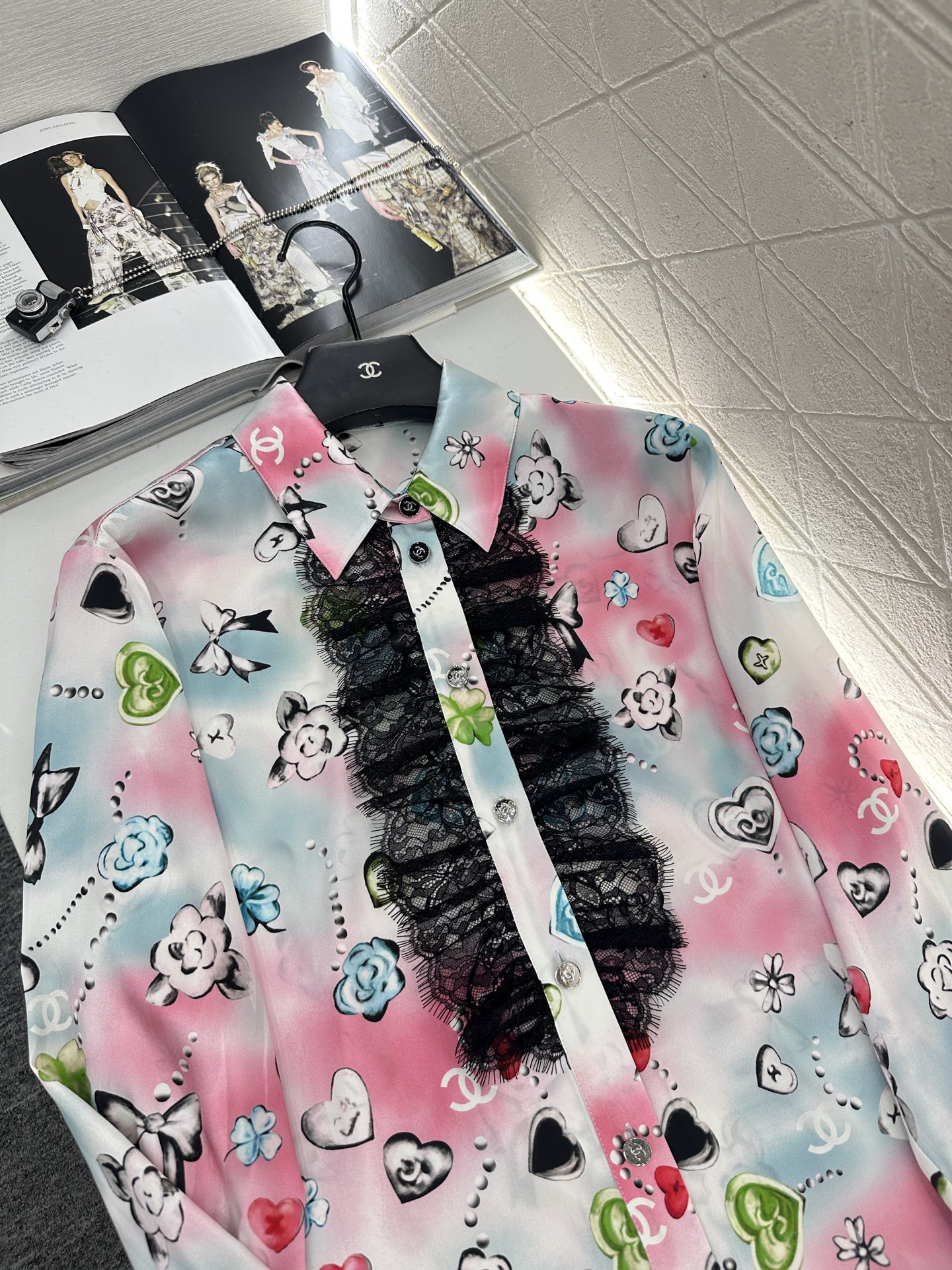 ♥Chane*♥2025新品上架 印花真丝蕾丝衬衫定制YB进口百分百桑蚕丝材质，质感光泽，垂顺有型，翻领
