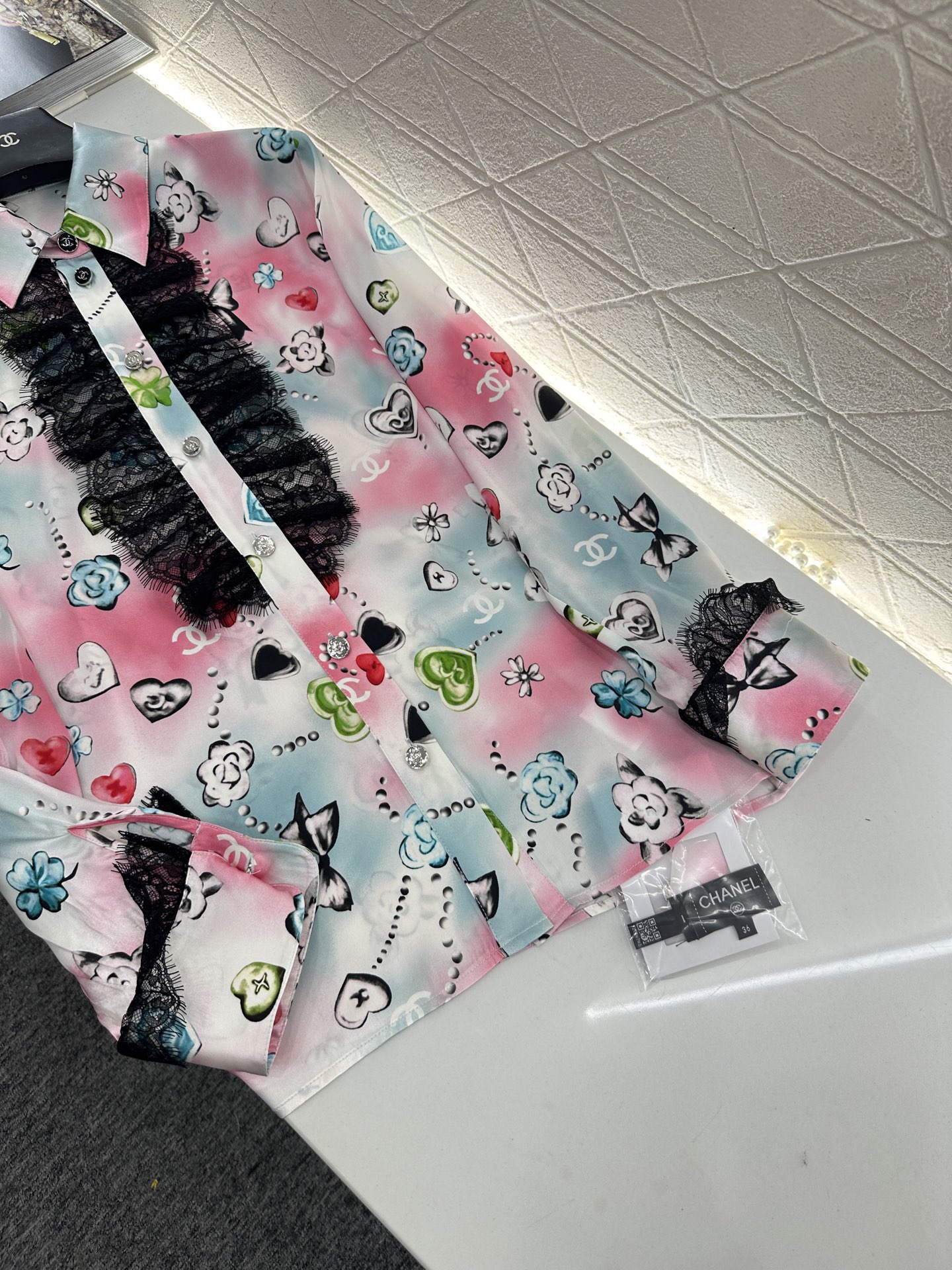 ♥Chane*♥2025新品上架 印花真丝蕾丝衬衫定制YB进口百分百桑蚕丝材质，质感光泽，垂顺有型，翻领