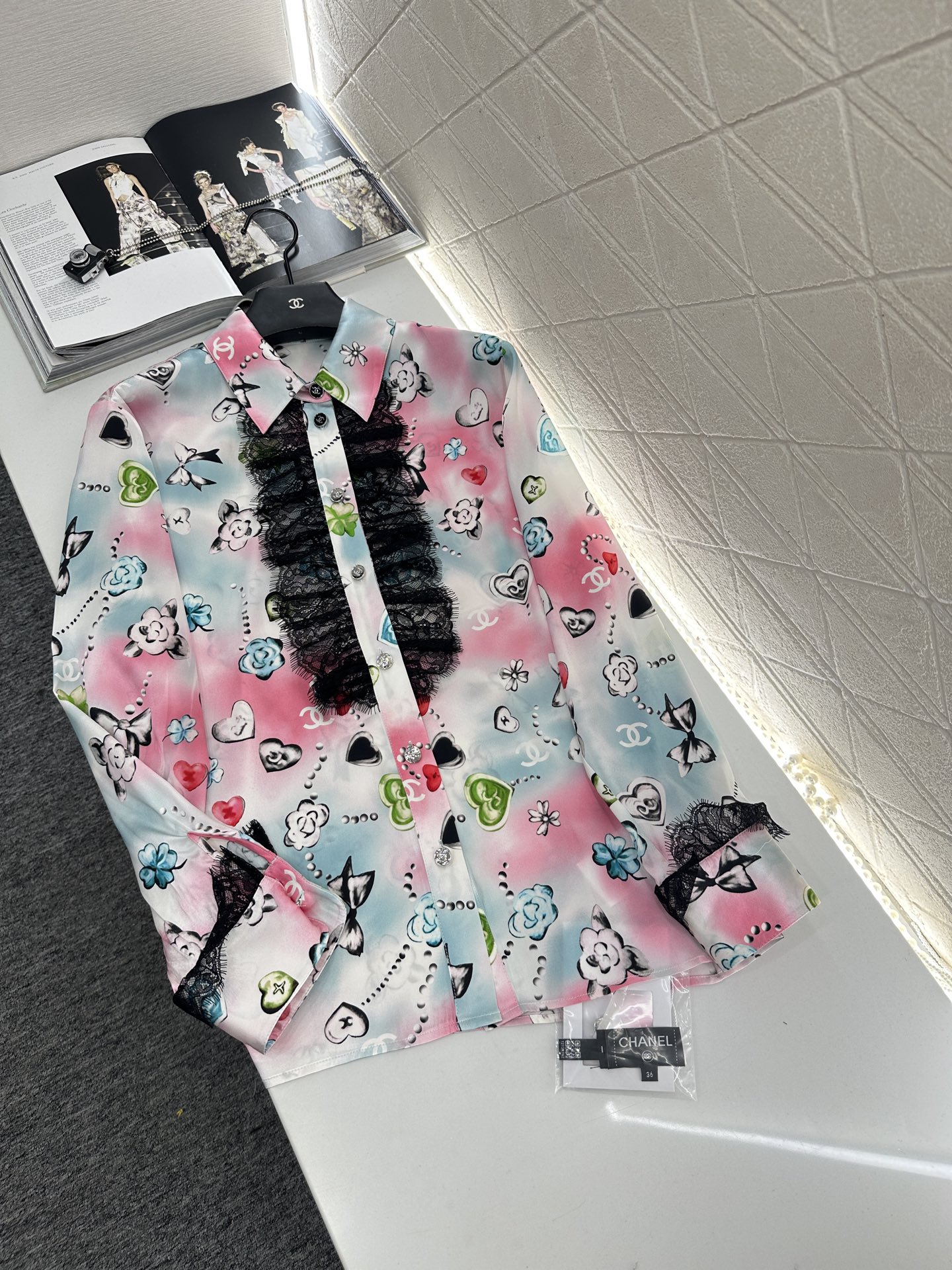 ♥Chane*♥2025新品上架 印花真丝蕾丝衬衫定制YB进口百分百桑蚕丝材质，质感光泽，垂顺有型，翻领