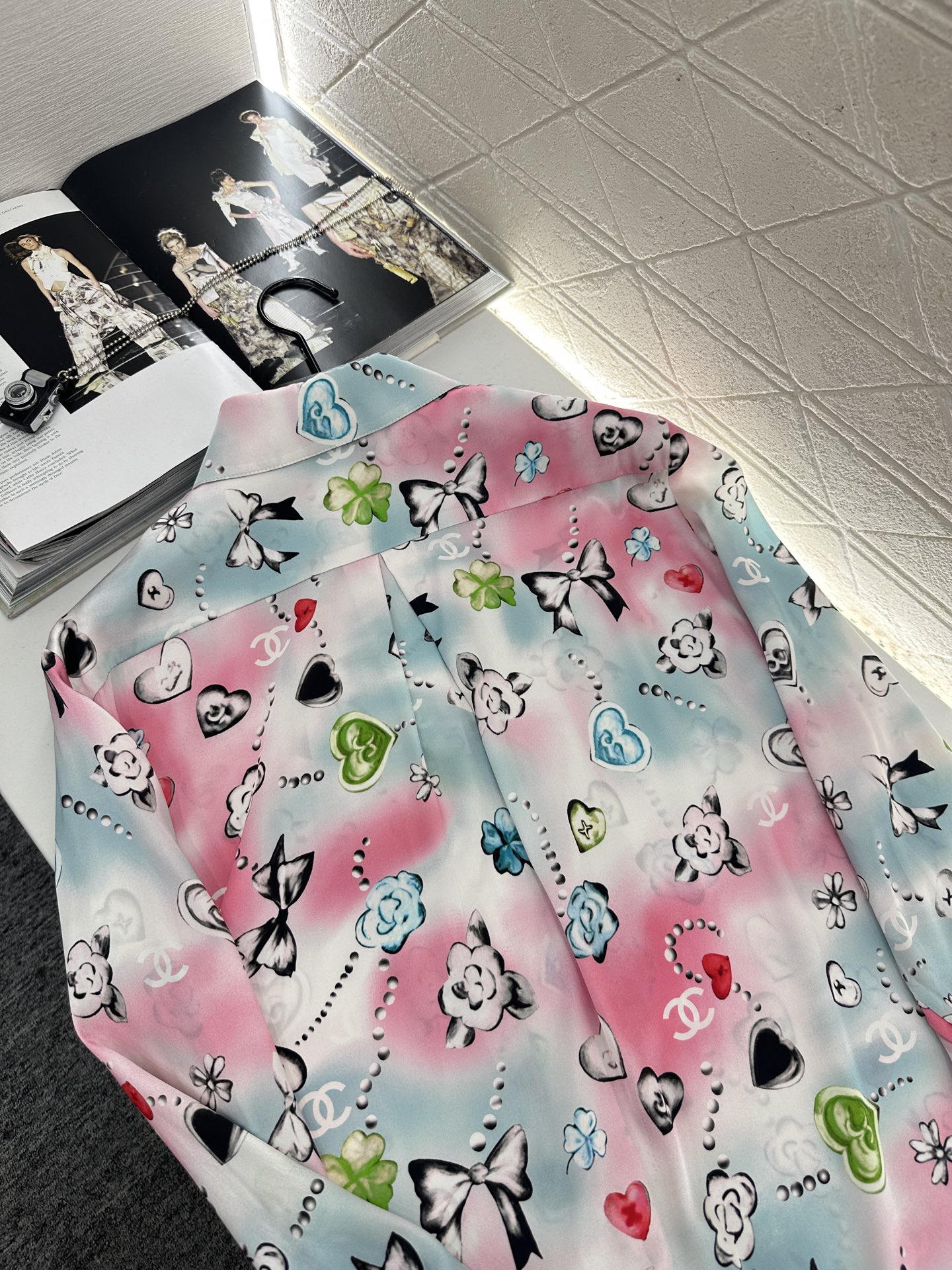 ♥Chane*♥2025新品上架 印花真丝蕾丝衬衫定制YB进口百分百桑蚕丝材质，质感光泽，垂顺有型，翻领