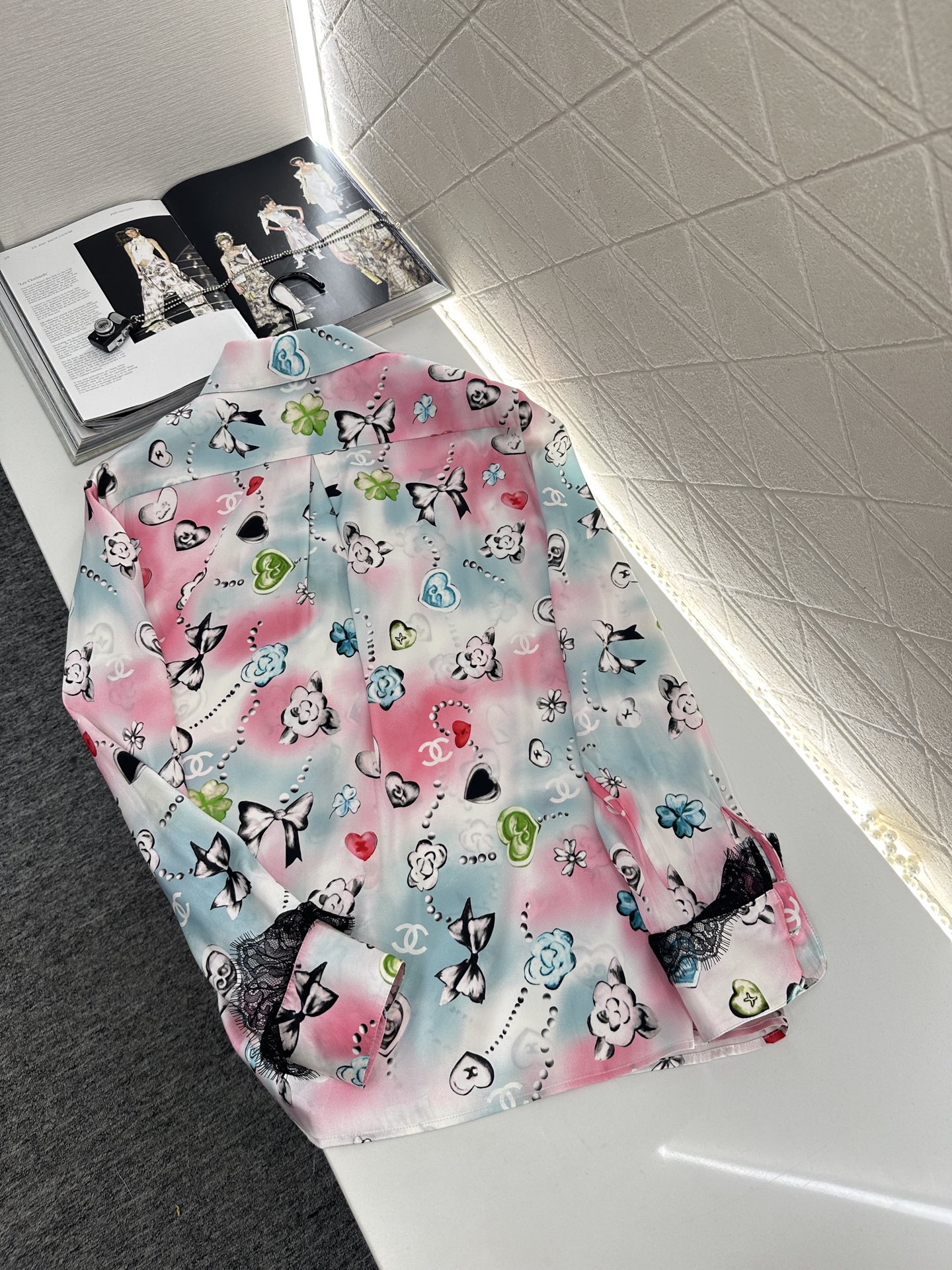 ♥Chane*♥2025新品上架 印花真丝蕾丝衬衫定制YB进口百分百桑蚕丝材质，质感光泽，垂顺有型，翻领