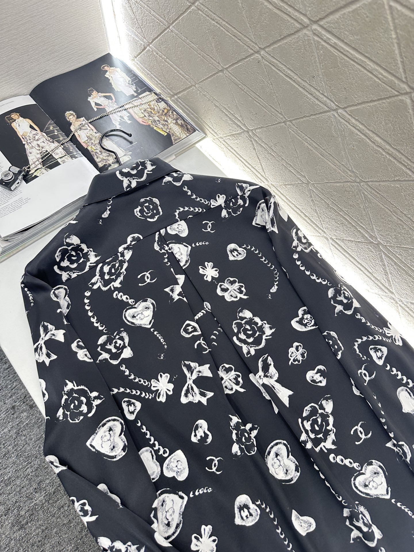 ♥Chane*♥2025新品上架 印花真丝蕾丝衬衫定制YB进口百分百桑蚕丝材质，质感光泽，垂顺有型，翻领