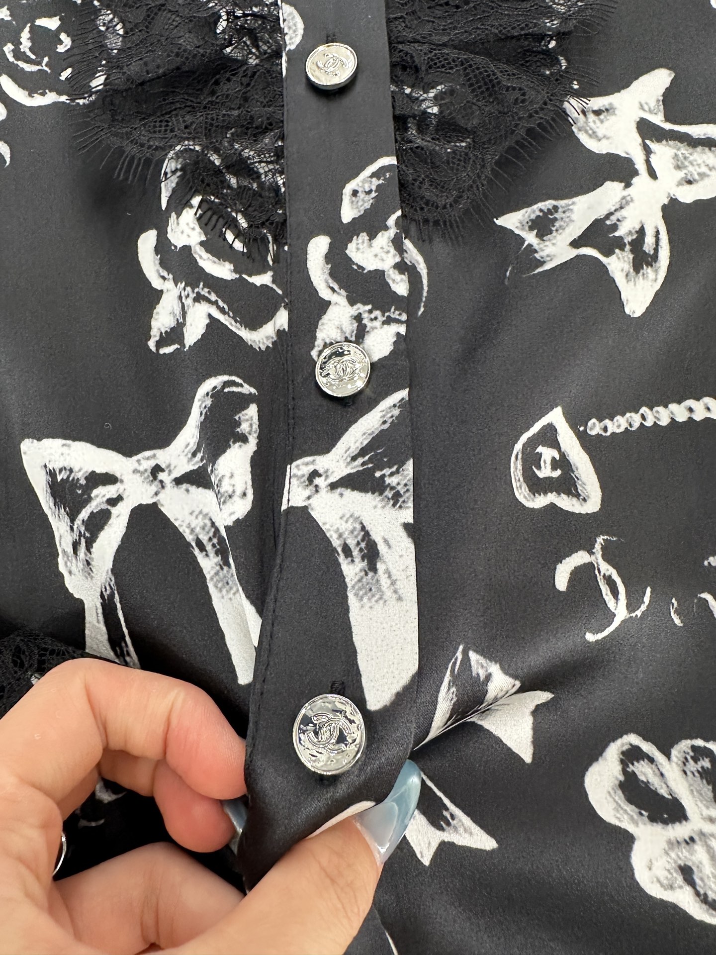 ♥Chane*♥2025新品上架 印花真丝蕾丝衬衫定制YB进口百分百桑蚕丝材质，质感光泽，垂顺有型，翻领