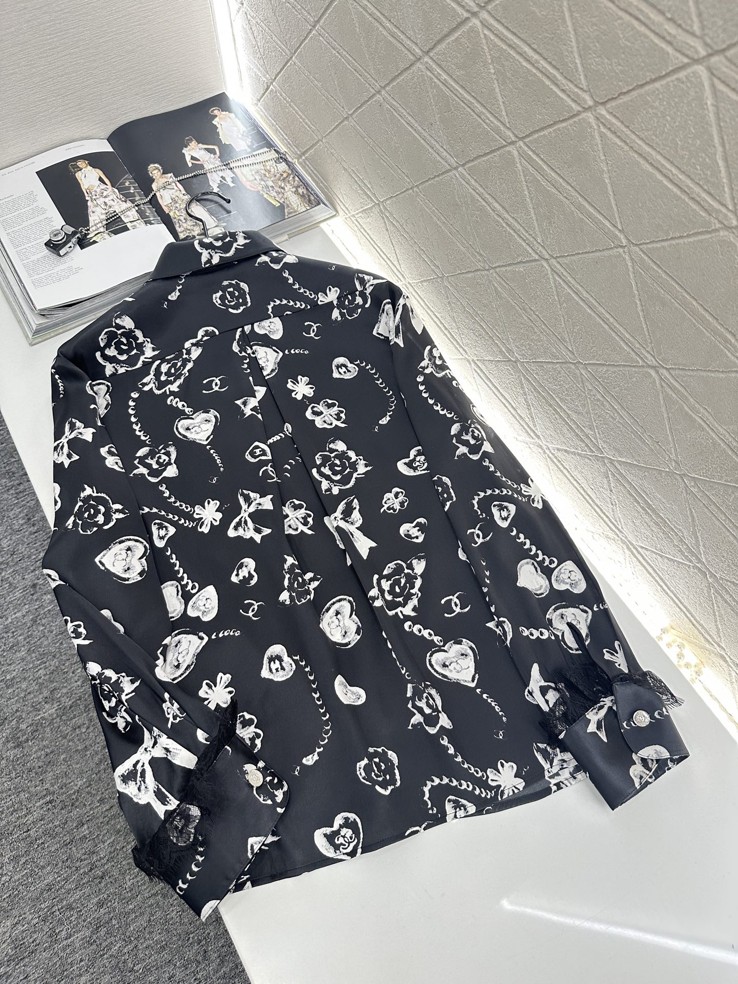 ♥Chane*♥2025新品上架 印花真丝蕾丝衬衫定制YB进口百分百桑蚕丝材质，质感光泽，垂顺有型，翻领