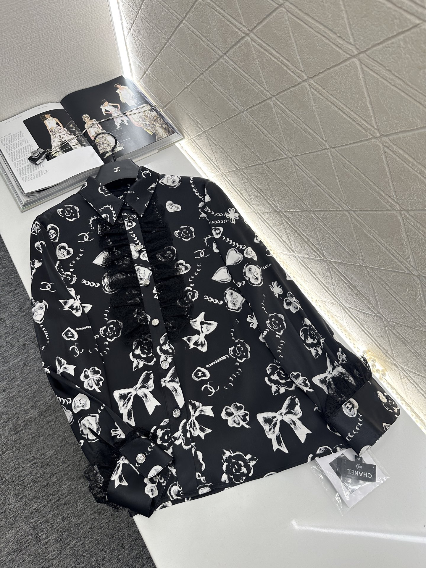 ♥Chane*♥2025新品上架 印花真丝蕾丝衬衫定制YB进口百分百桑蚕丝材质，质感光泽，垂顺有型，翻领
