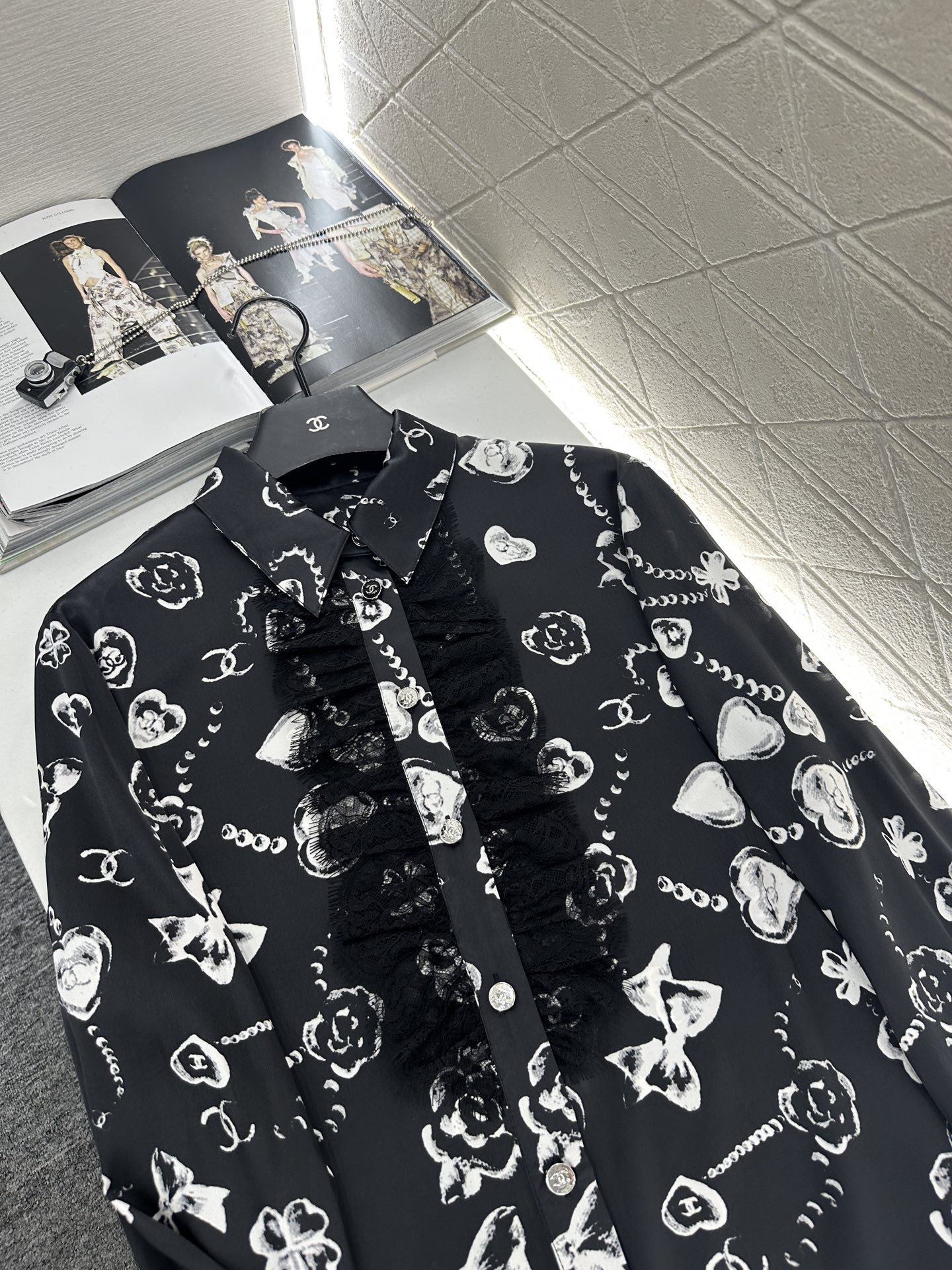 ♥Chane*♥2025新品上架 印花真丝蕾丝衬衫定制YB进口百分百桑蚕丝材质，质感光泽，垂顺有型，翻领