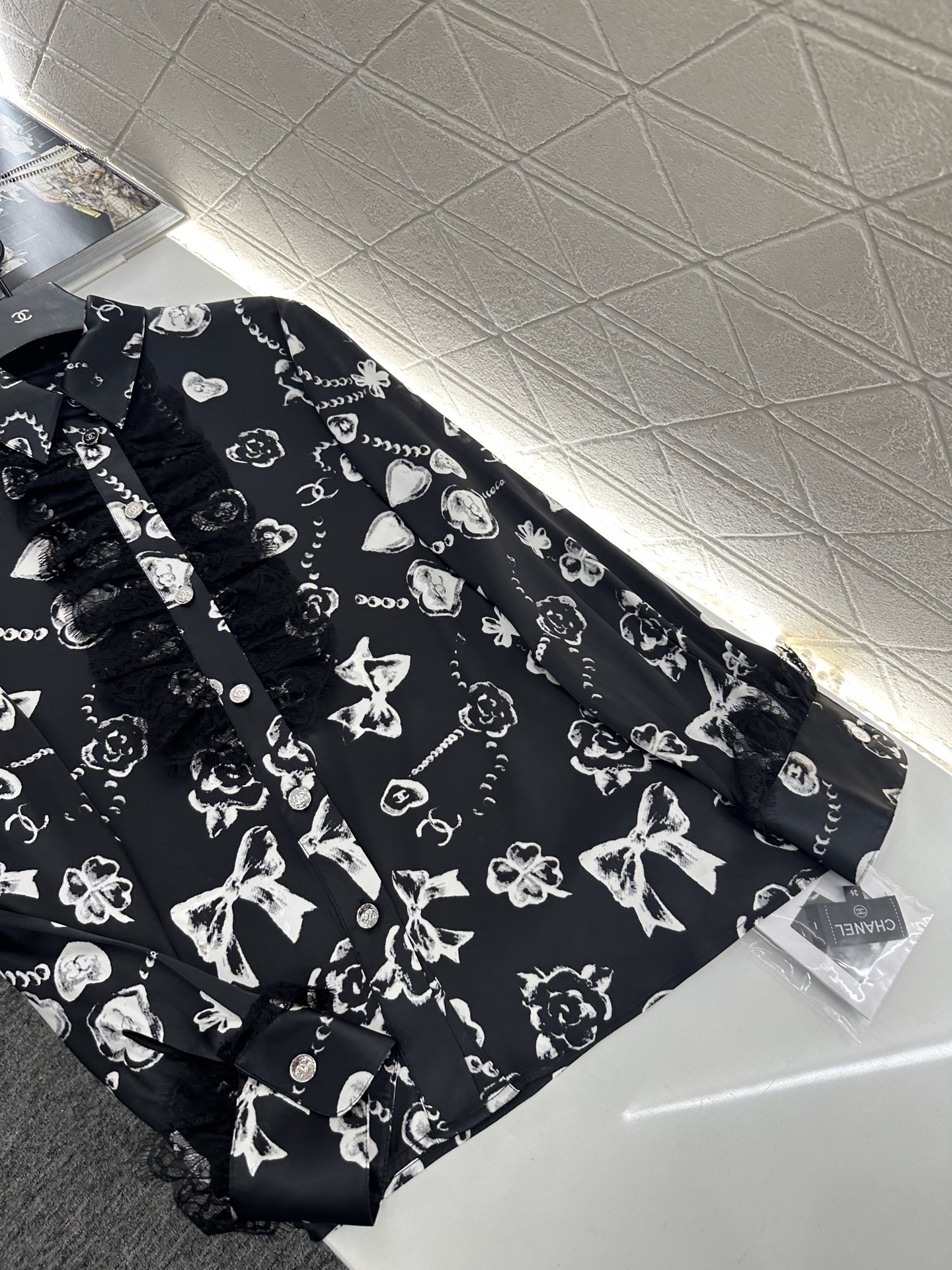 ♥Chane*♥2025新品上架 印花真丝蕾丝衬衫定制YB进口百分百桑蚕丝材质，质感光泽，垂顺有型，翻领