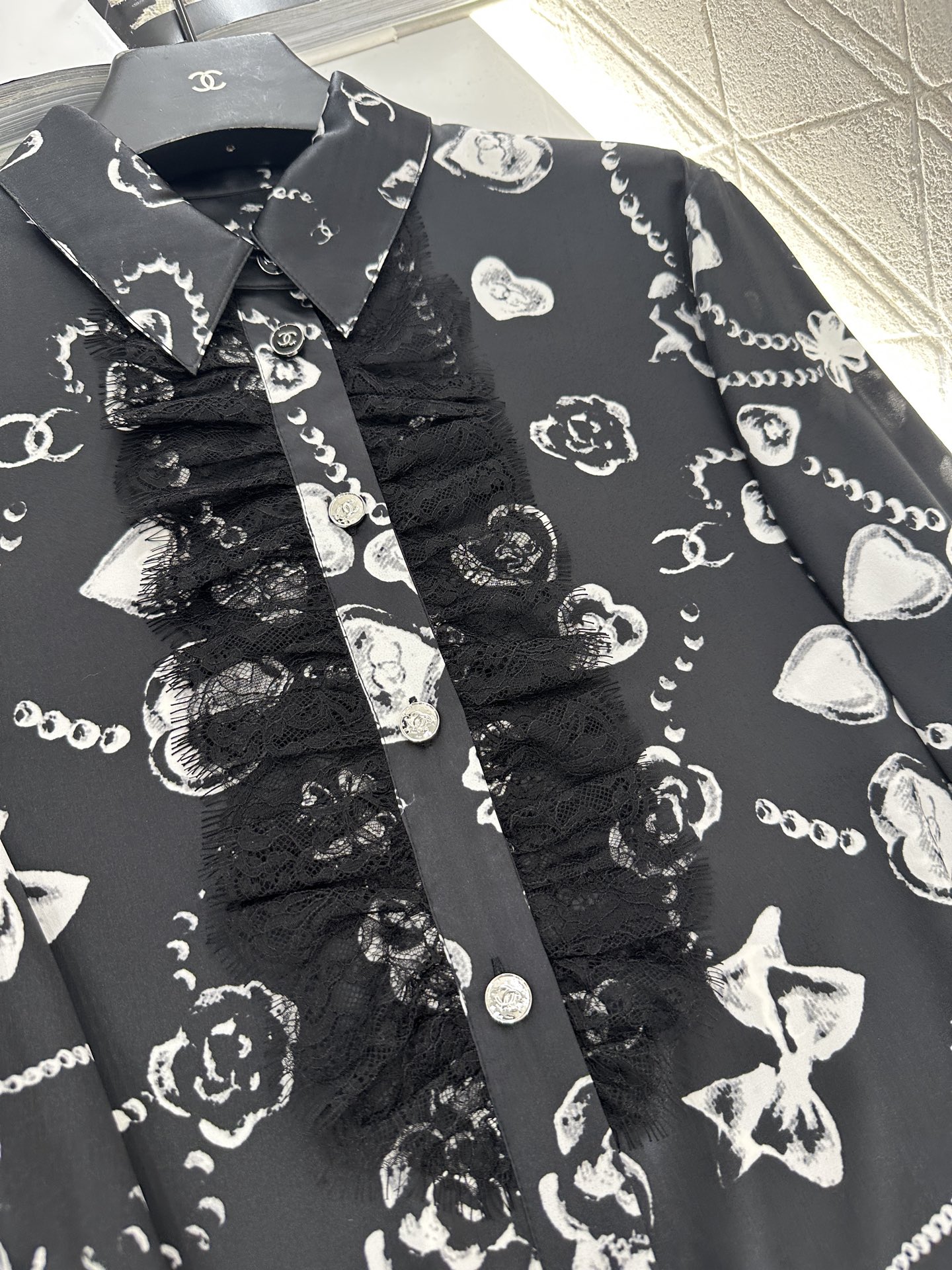 ♥Chane*♥2025新品上架 印花真丝蕾丝衬衫定制YB进口百分百桑蚕丝材质，质感光泽，垂顺有型，翻领