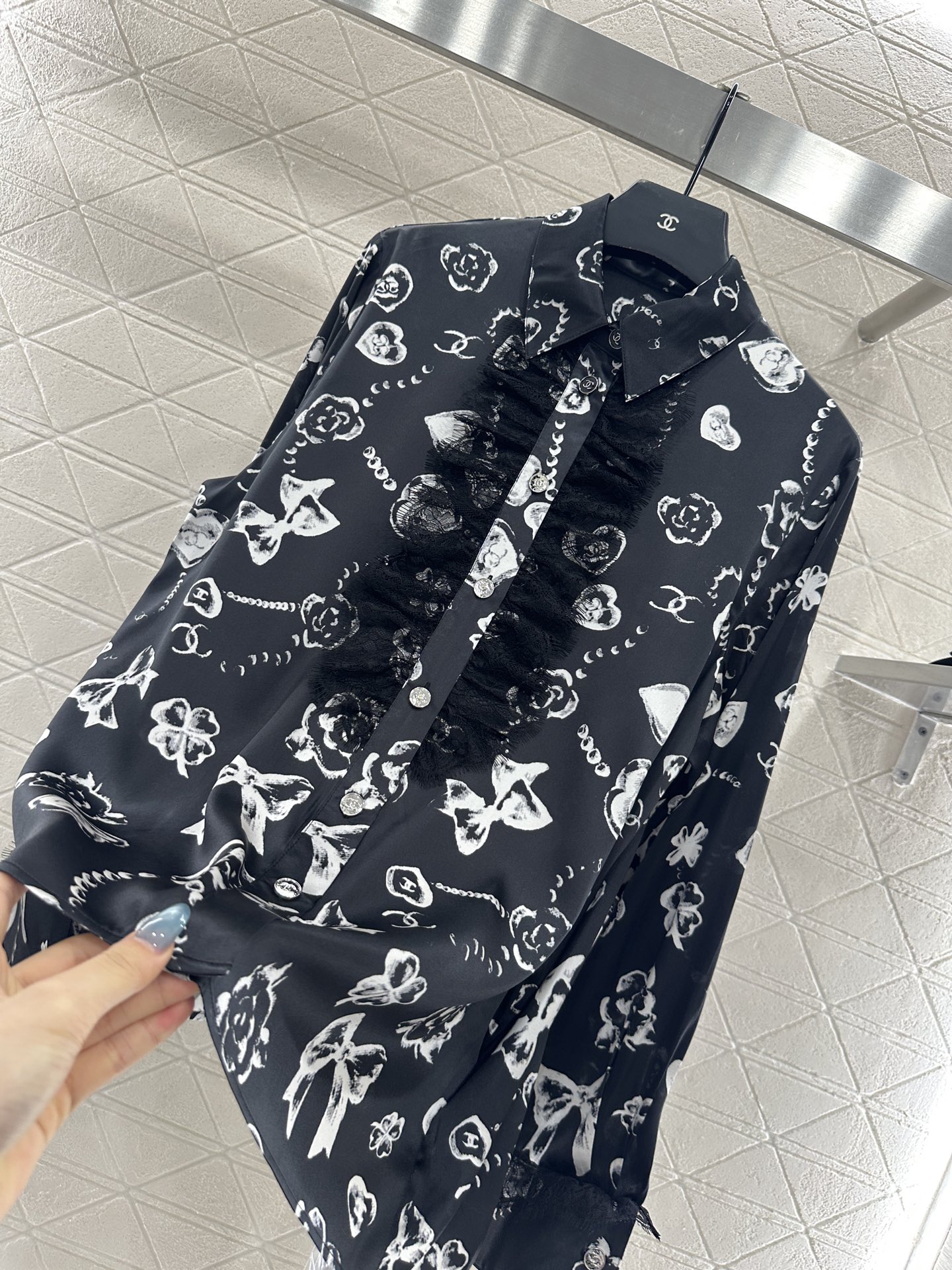 ♥Chane*♥2025新品上架 印花真丝蕾丝衬衫定制YB进口百分百桑蚕丝材质，质感光泽，垂顺有型，翻领