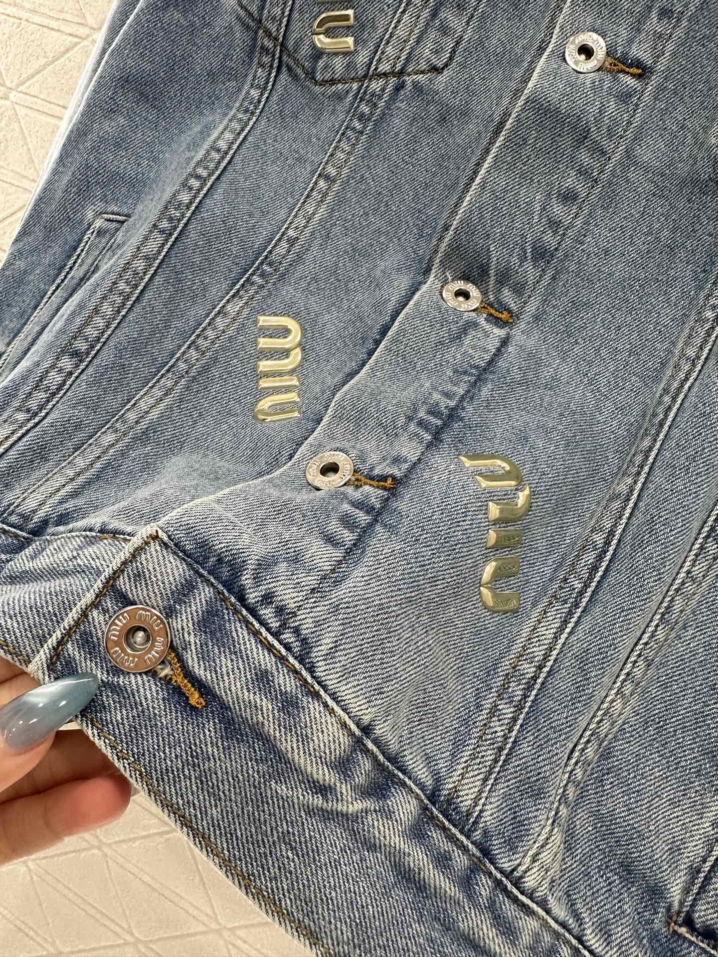 ♥Miumi*♥2025新品上架 修身徽标牛仔外套定制YB斜纹棉牛仔材质，多重水洗，呈现出挺括质感，翻领