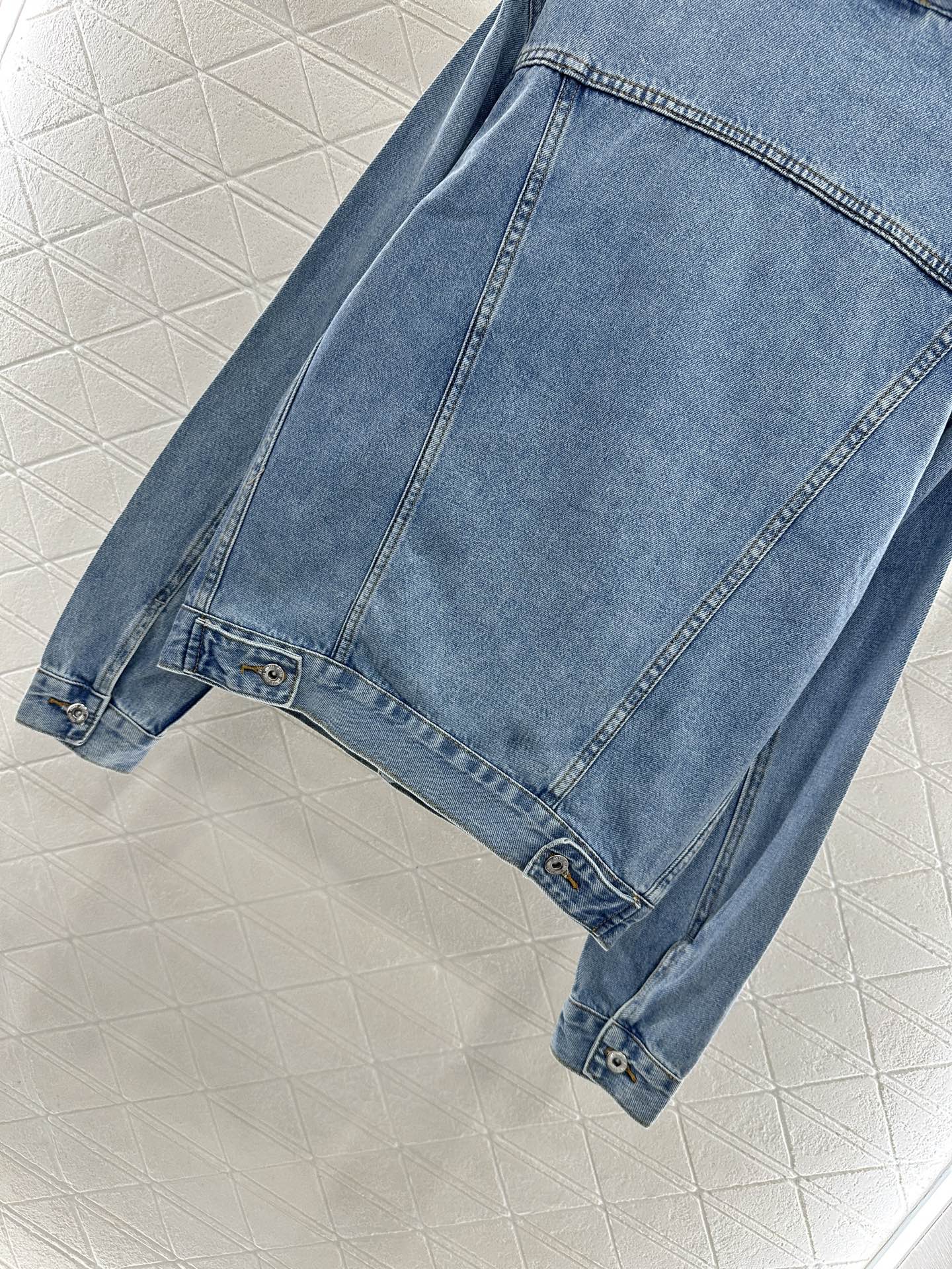 ♥Miumi*♥2025新品上架 修身徽标牛仔外套定制YB斜纹棉牛仔材质，多重水洗，呈现出挺括质感，翻领