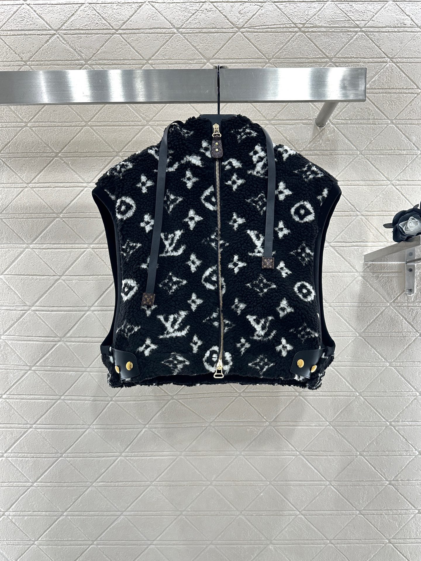 ♥Louis Vuitto*♥2025新品上架 连帽泰迪毛绒坎肩马甲定制YB摇粒绒材质，颗粒感明显软糯亲