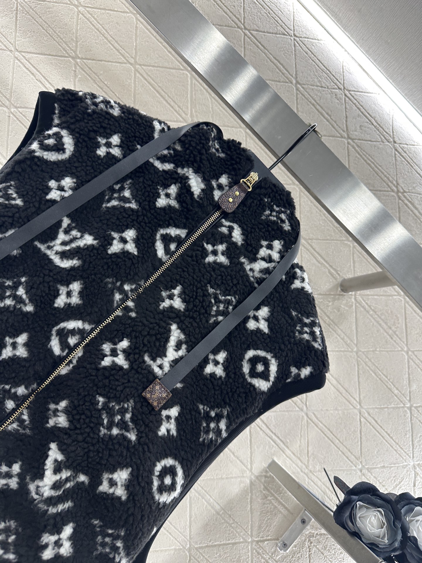 ♥Louis Vuitto*♥2025新品上架 连帽泰迪毛绒坎肩马甲定制YB摇粒绒材质，颗粒感明显软糯亲