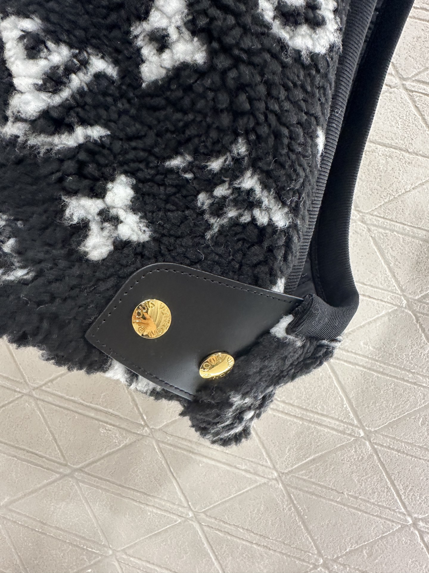 ♥Louis Vuitto*♥2025新品上架 连帽泰迪毛绒坎肩马甲定制YB摇粒绒材质，颗粒感明显软糯亲