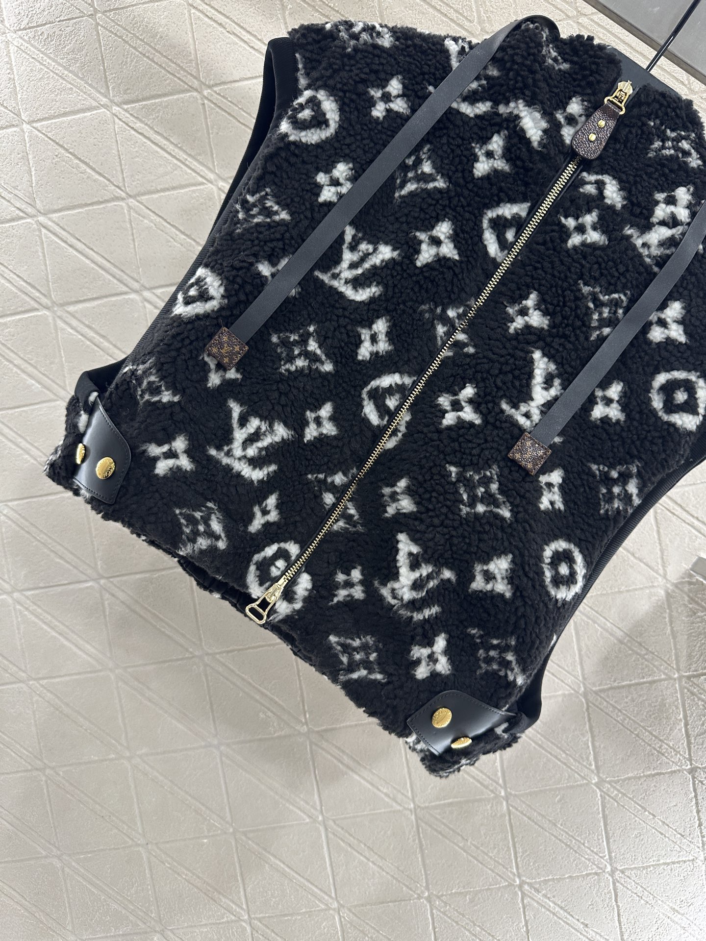 ♥Louis Vuitto*♥2025新品上架 连帽泰迪毛绒坎肩马甲定制YB摇粒绒材质，颗粒感明显软糯亲