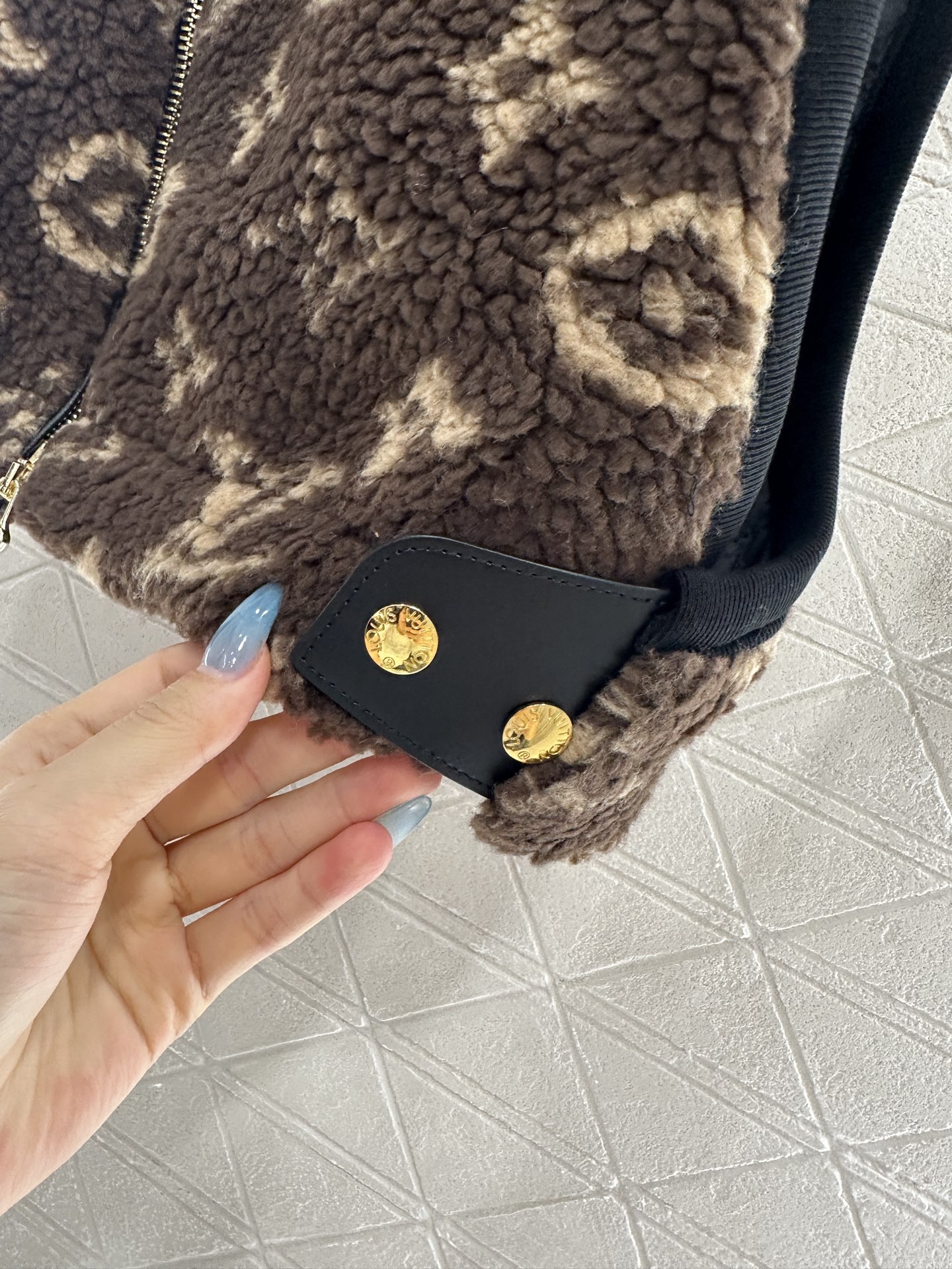 ♥Louis Vuitto*♥2025新品上架 连帽泰迪毛绒坎肩马甲定制YB摇粒绒材质，颗粒感明显软糯亲