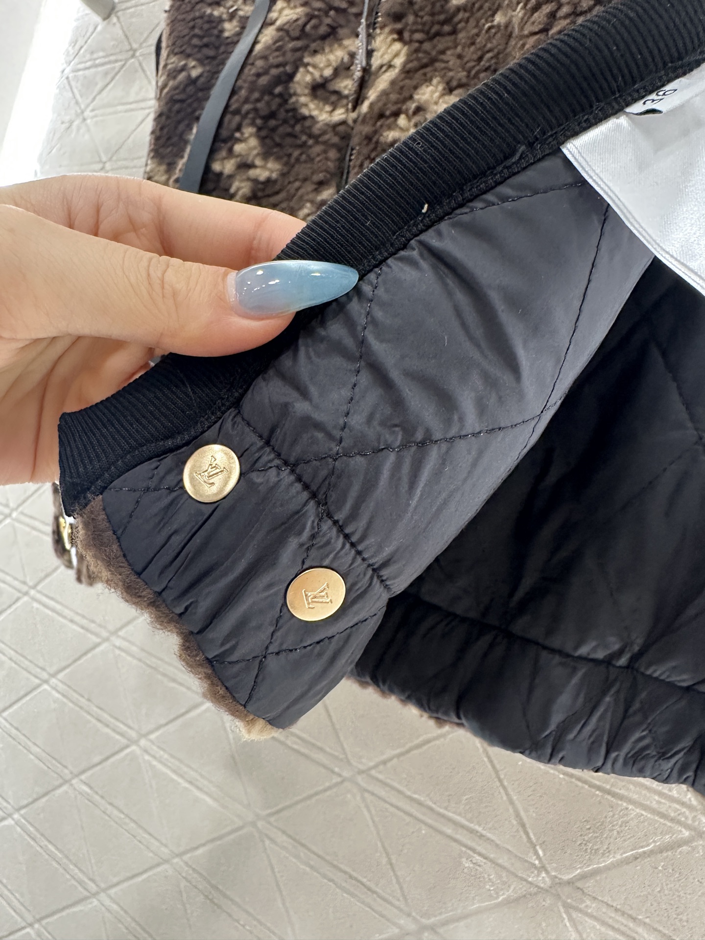 ♥Louis Vuitto*♥2025新品上架 连帽泰迪毛绒坎肩马甲定制YB摇粒绒材质，颗粒感明显软糯亲