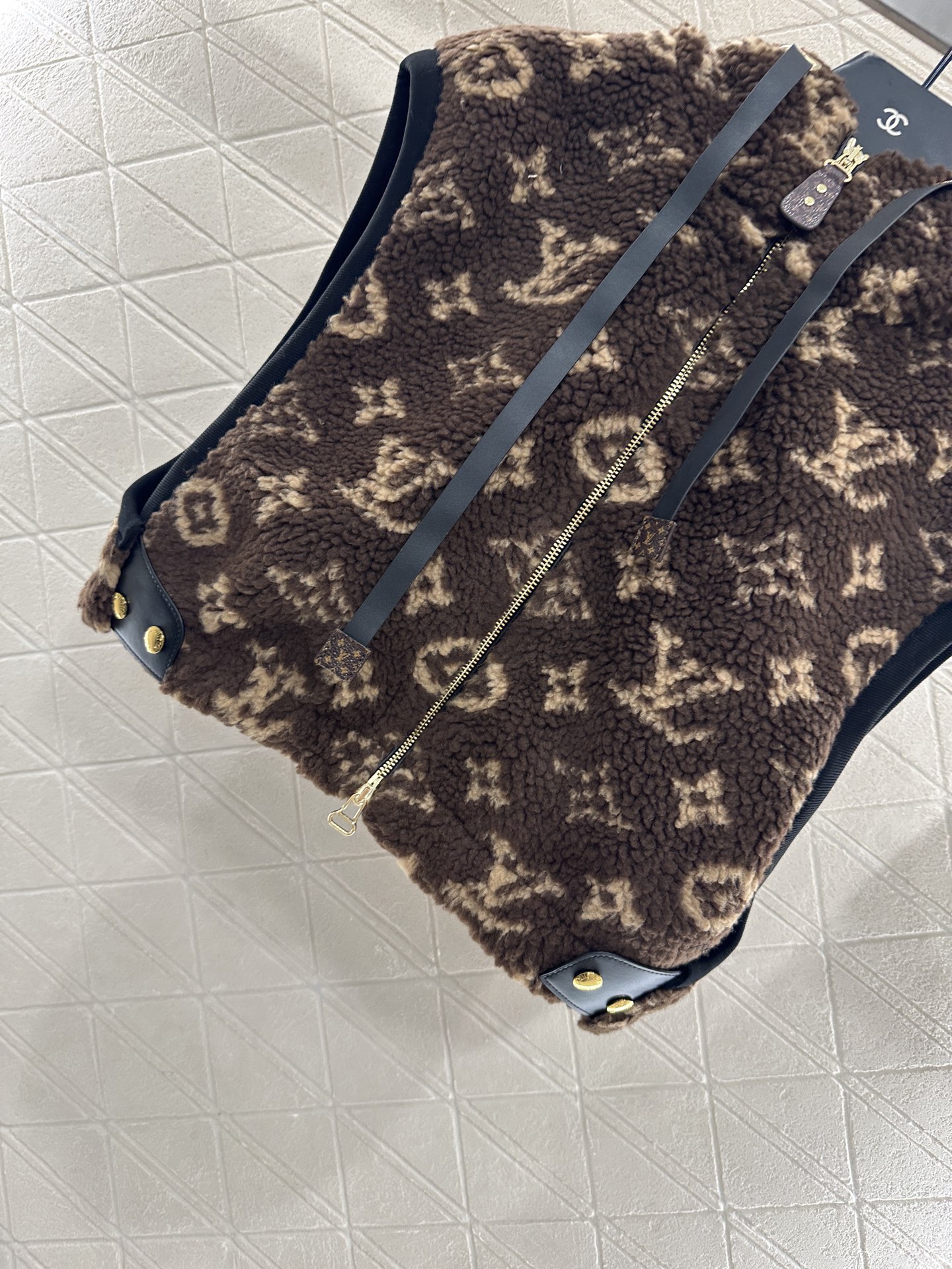 ♥Louis Vuitto*♥2025新品上架 连帽泰迪毛绒坎肩马甲定制YB摇粒绒材质，颗粒感明显软糯亲