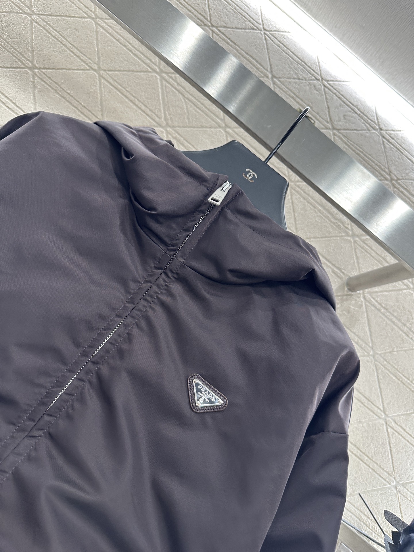 ♥Prad*♥2025新品上架 连帽夹克棉服外套定制YB进口环保再生尼龙材质，质感光泽，挺括有型，连帽夹