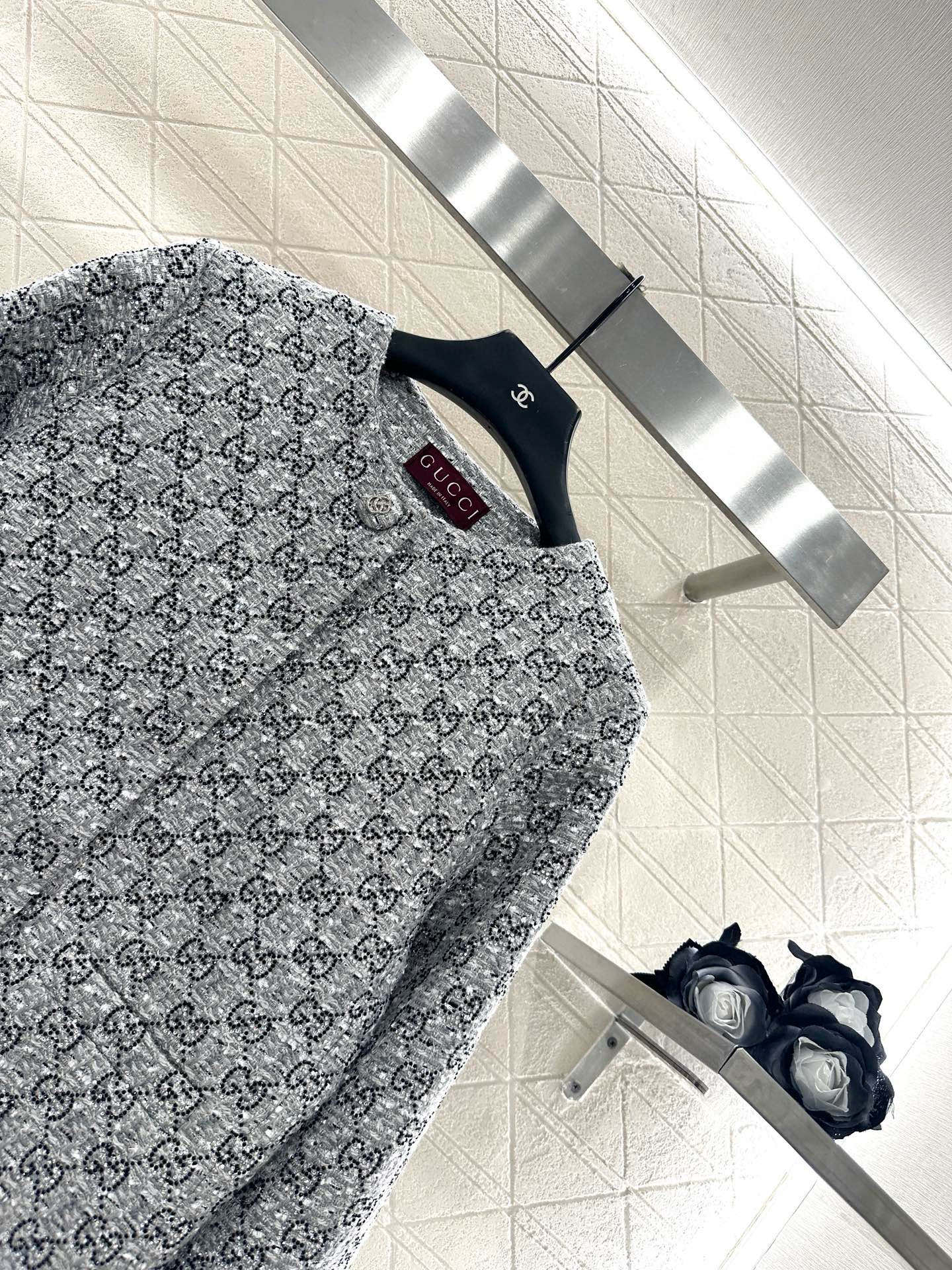 ♥Gucc*♥2025新品上架 烫钻圆领洋装外套半裙套装定制YB进口粗纺毛呢材质，质感高级，挺括有型，正