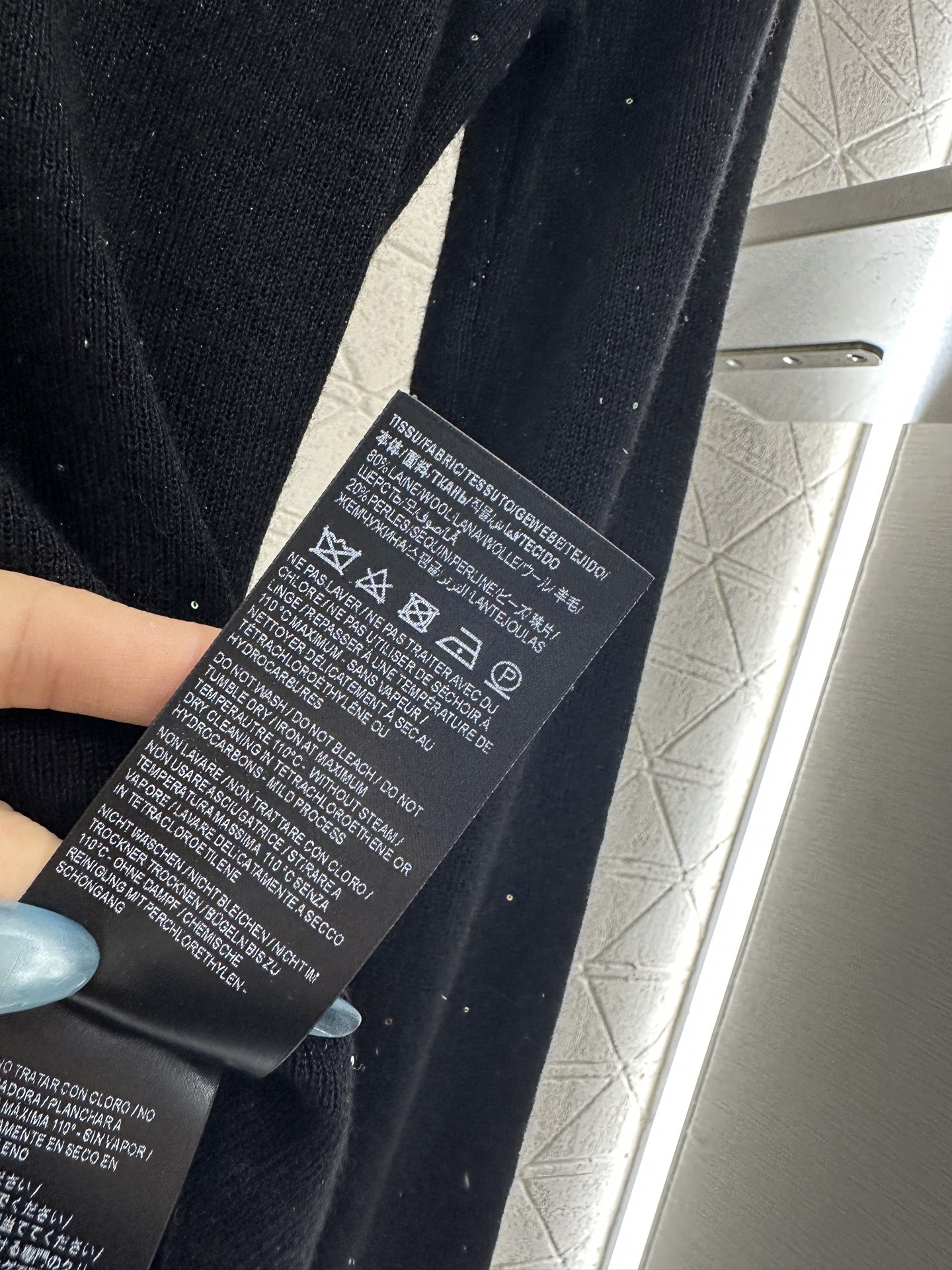 ♥Saint Lauren*♥2025新品上架 高领胸针打底衫定制YB天丝羊毛材质，柔软细腻，质感舒适，