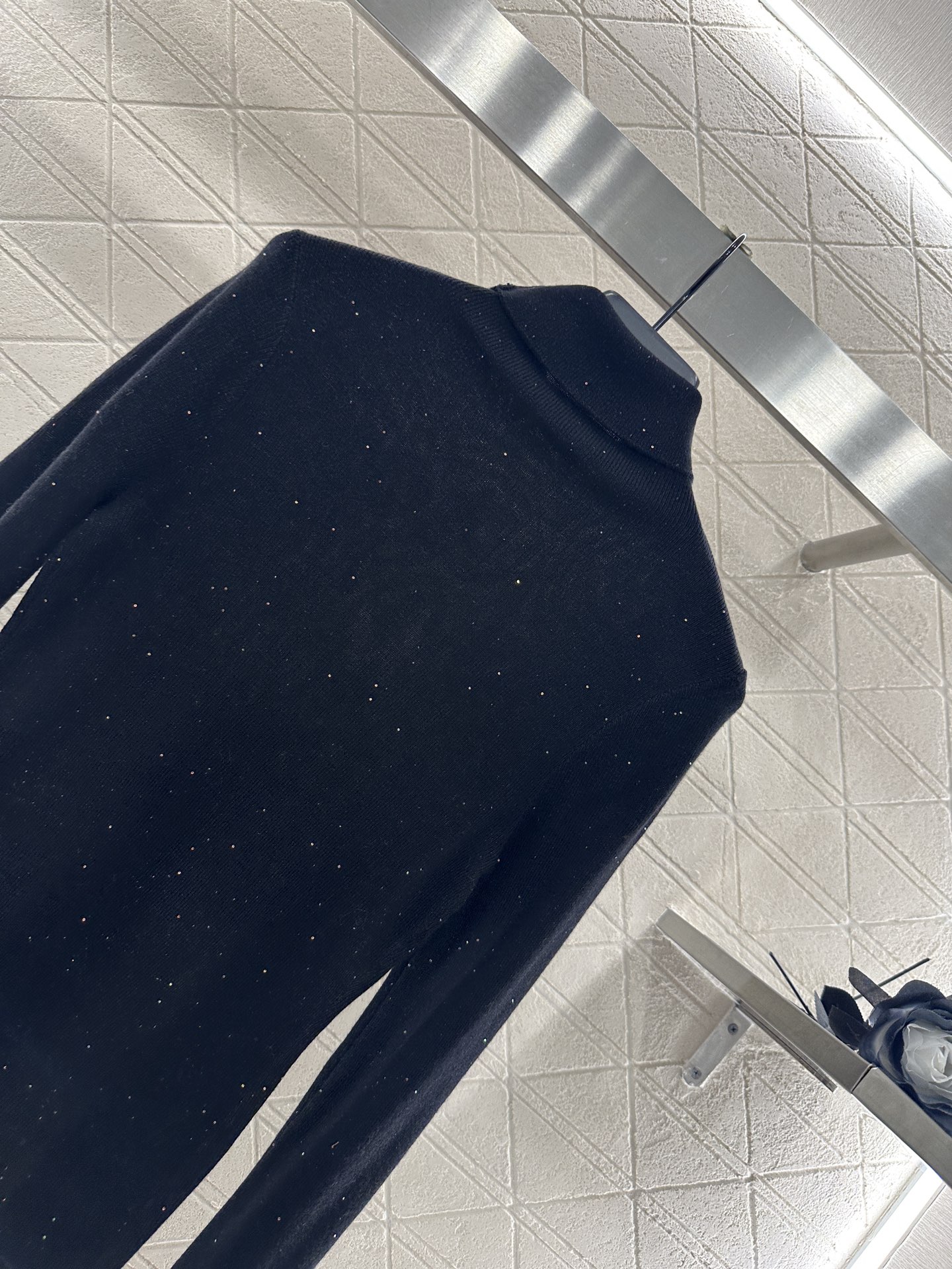 ♥Saint Lauren*♥2025新品上架 高领胸针打底衫定制YB天丝羊毛材质，柔软细腻，质感舒适，