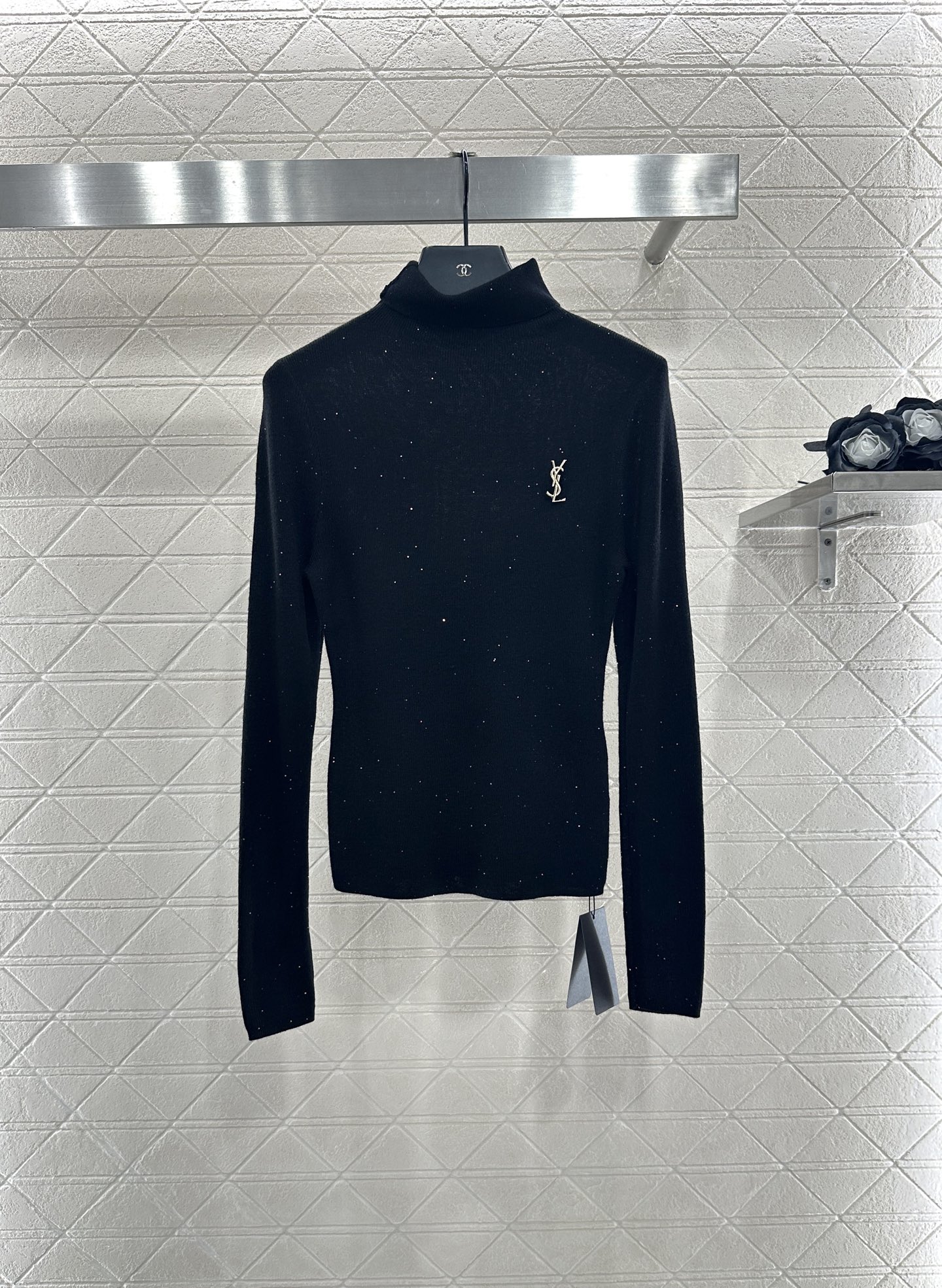 ♥Saint Lauren*♥2025新品上架 高领胸针打底衫定制YB天丝羊毛材质，柔软细腻，质感舒适，