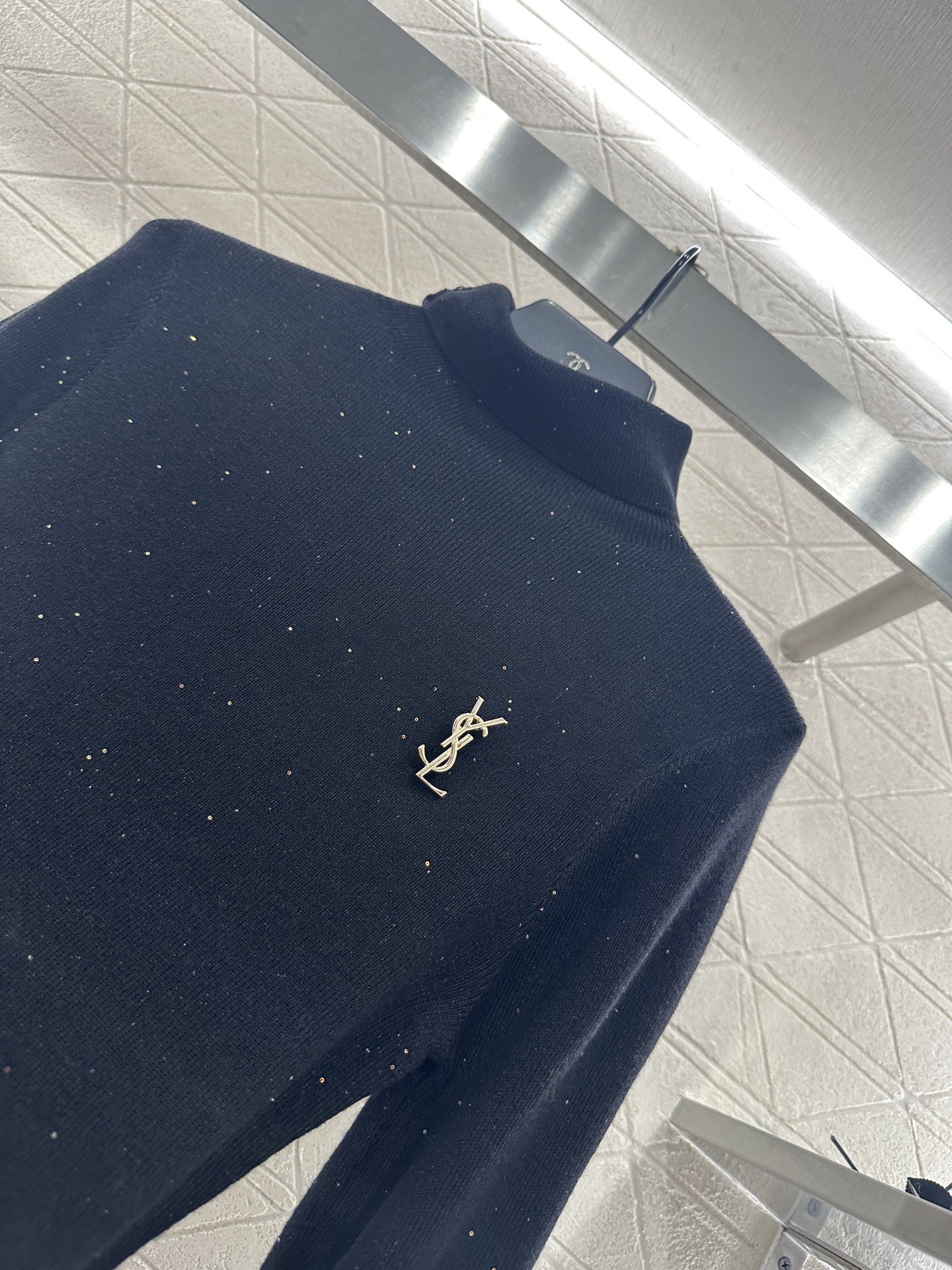 ♥Saint Lauren*♥2025新品上架 高领胸针打底衫定制YB天丝羊毛材质，柔软细腻，质感舒适，