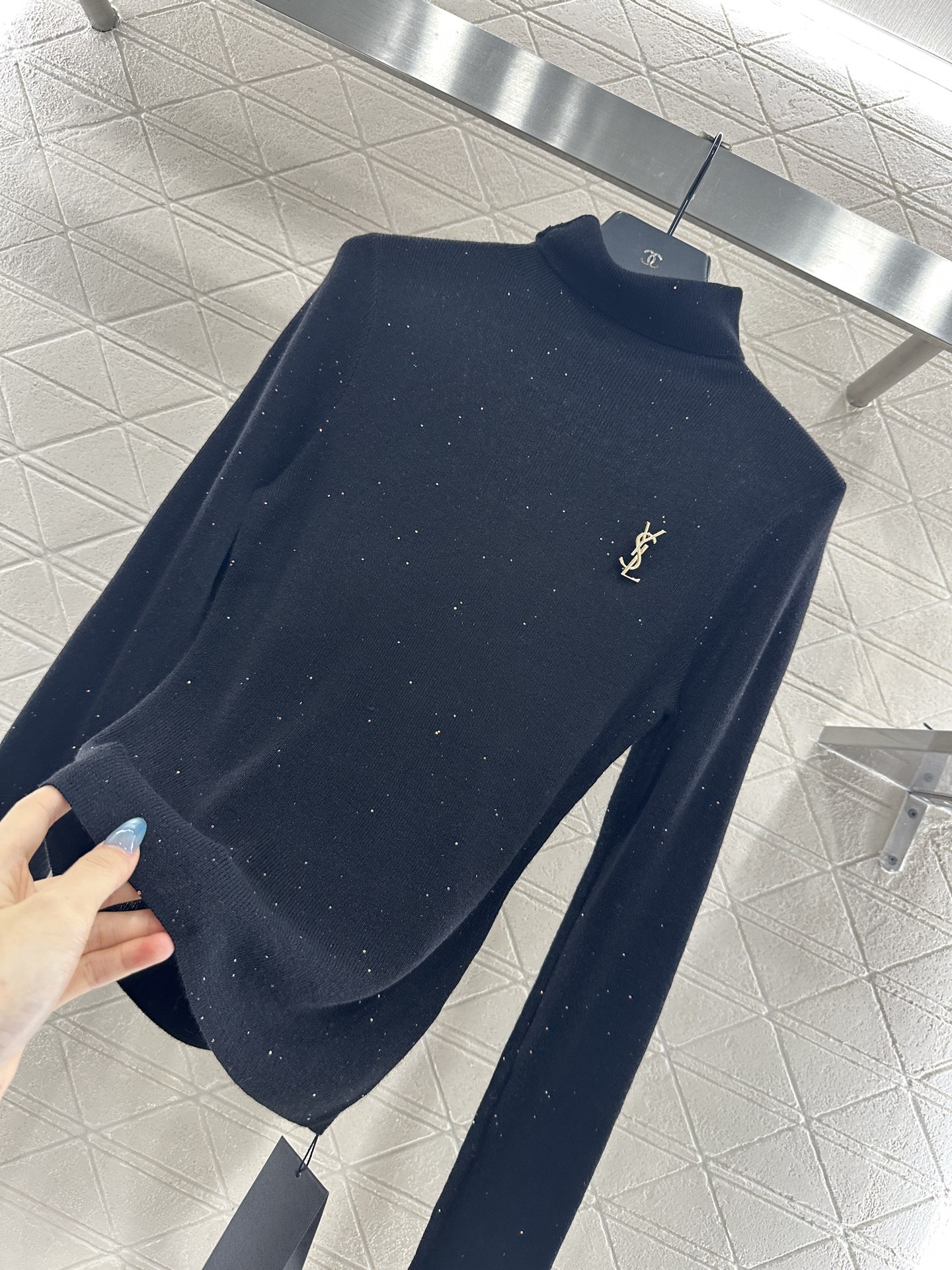 ♥Saint Lauren*♥2025新品上架 高领胸针打底衫定制YB天丝羊毛材质，柔软细腻，质感舒适，