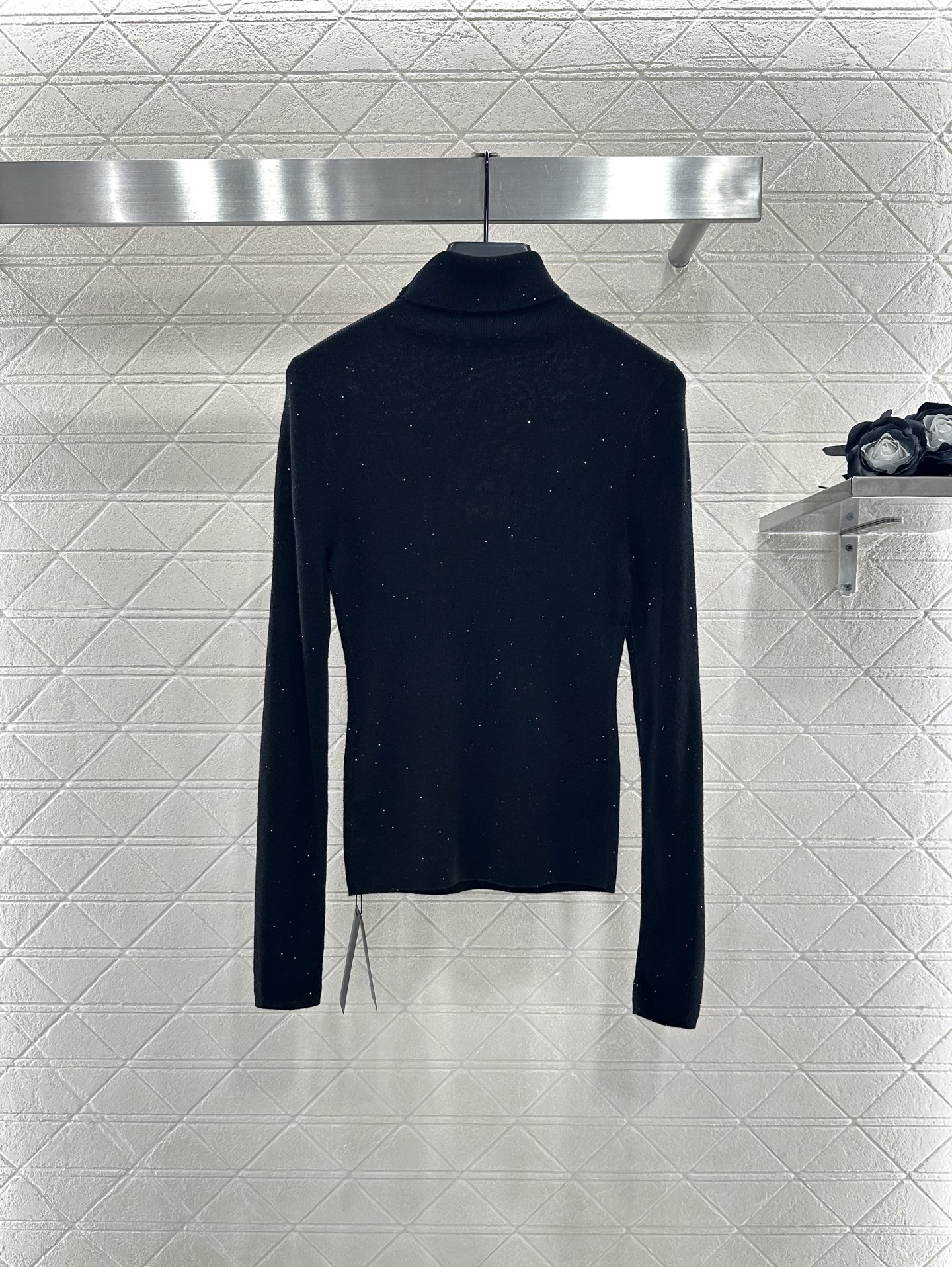 ♥Saint Lauren*♥2025新品上架 高领胸针打底衫定制YB天丝羊毛材质，柔软细腻，质感舒适，