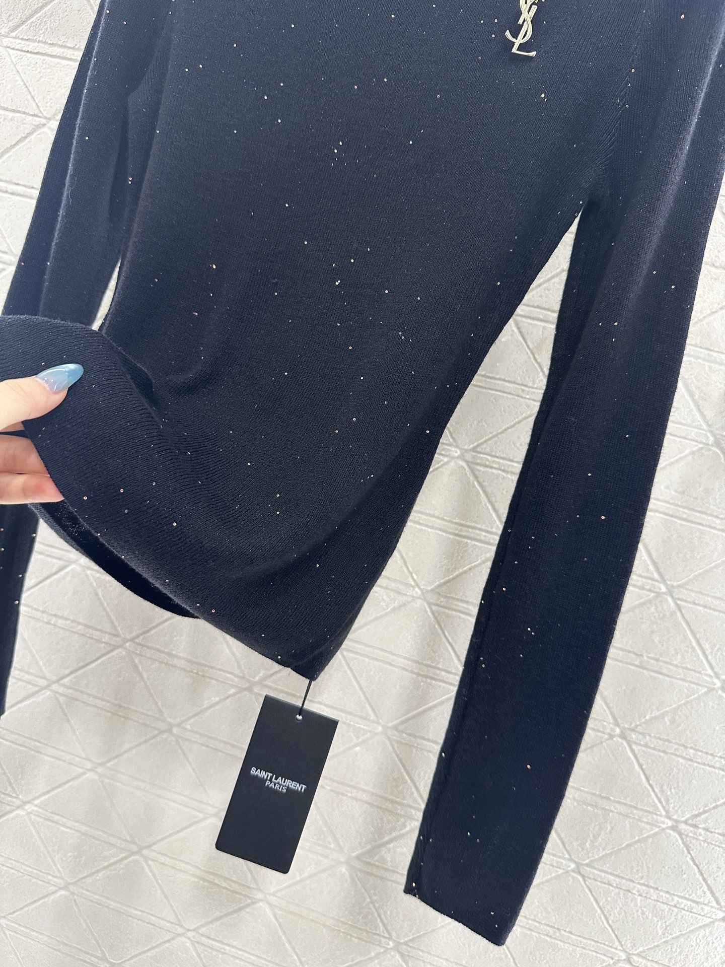 ♥Saint Lauren*♥2025新品上架 高领胸针打底衫定制YB天丝羊毛材质，柔软细腻，质感舒适，