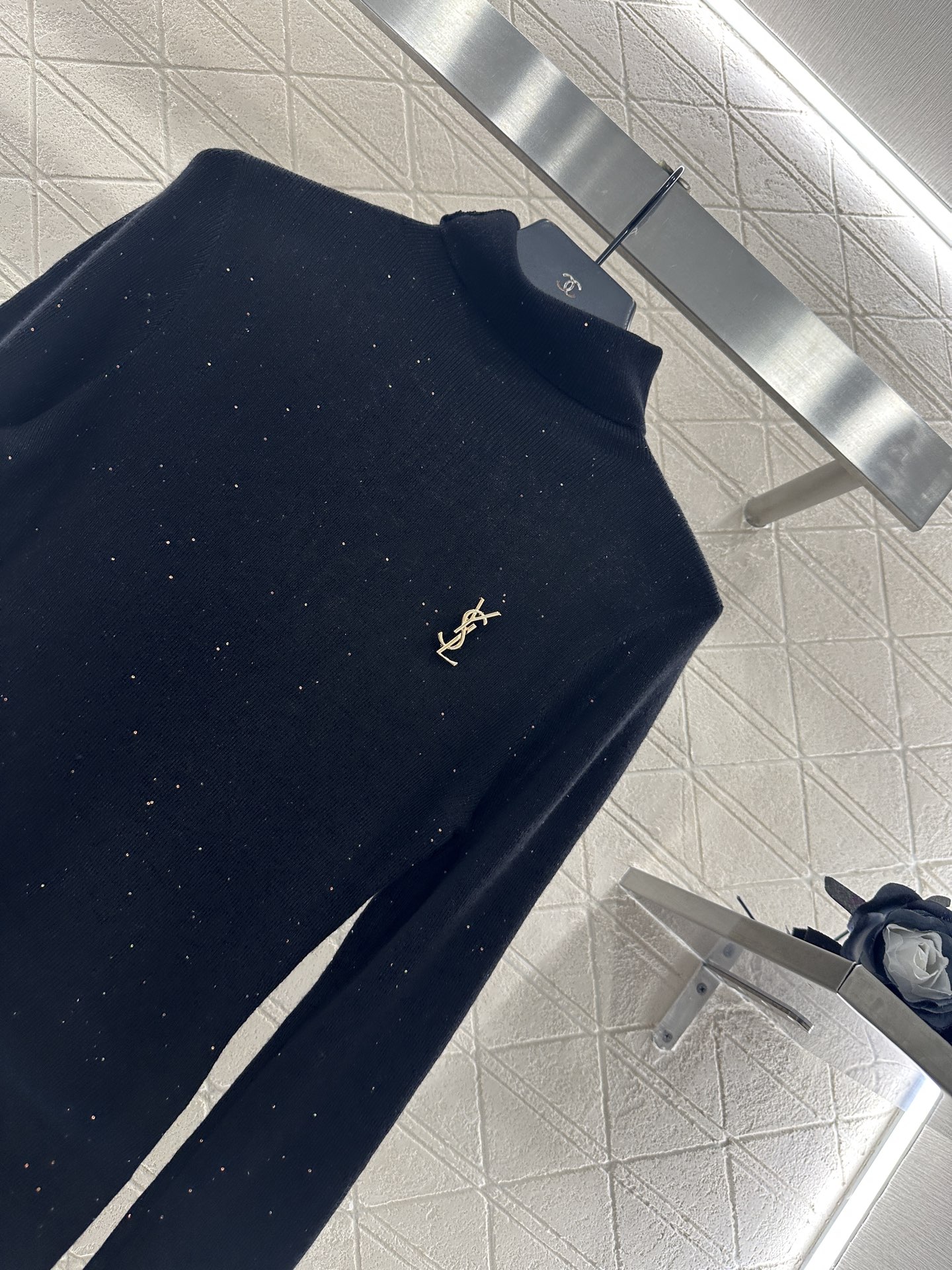 ♥Saint Lauren*♥2025新品上架 高领胸针打底衫定制YB天丝羊毛材质，柔软细腻，质感舒适，