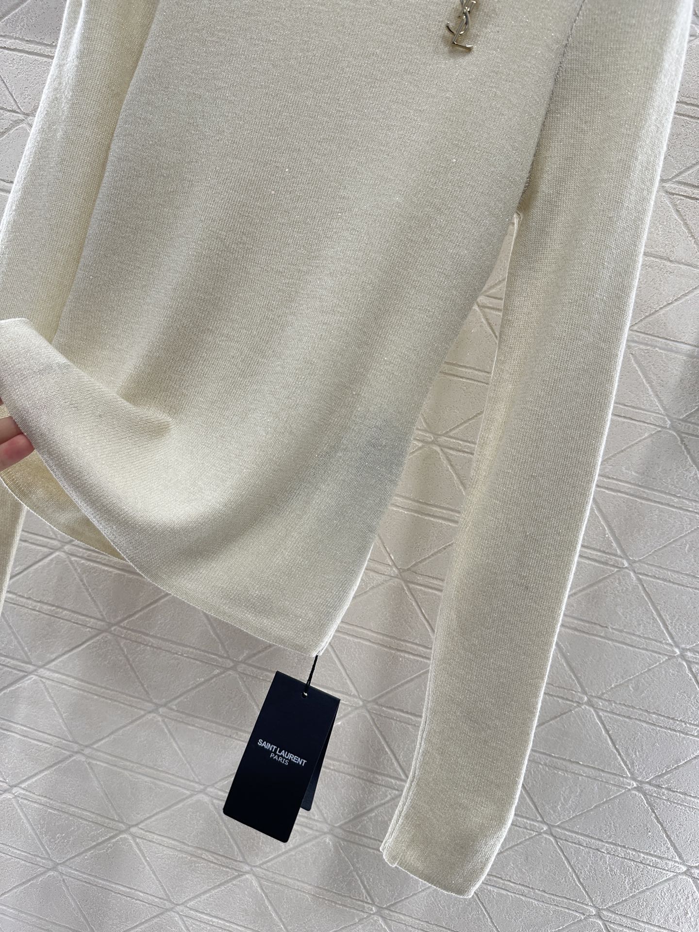 ♥Saint Lauren*♥2025新品上架 高领胸针打底衫定制YB天丝羊毛材质，柔软细腻，质感舒适，
