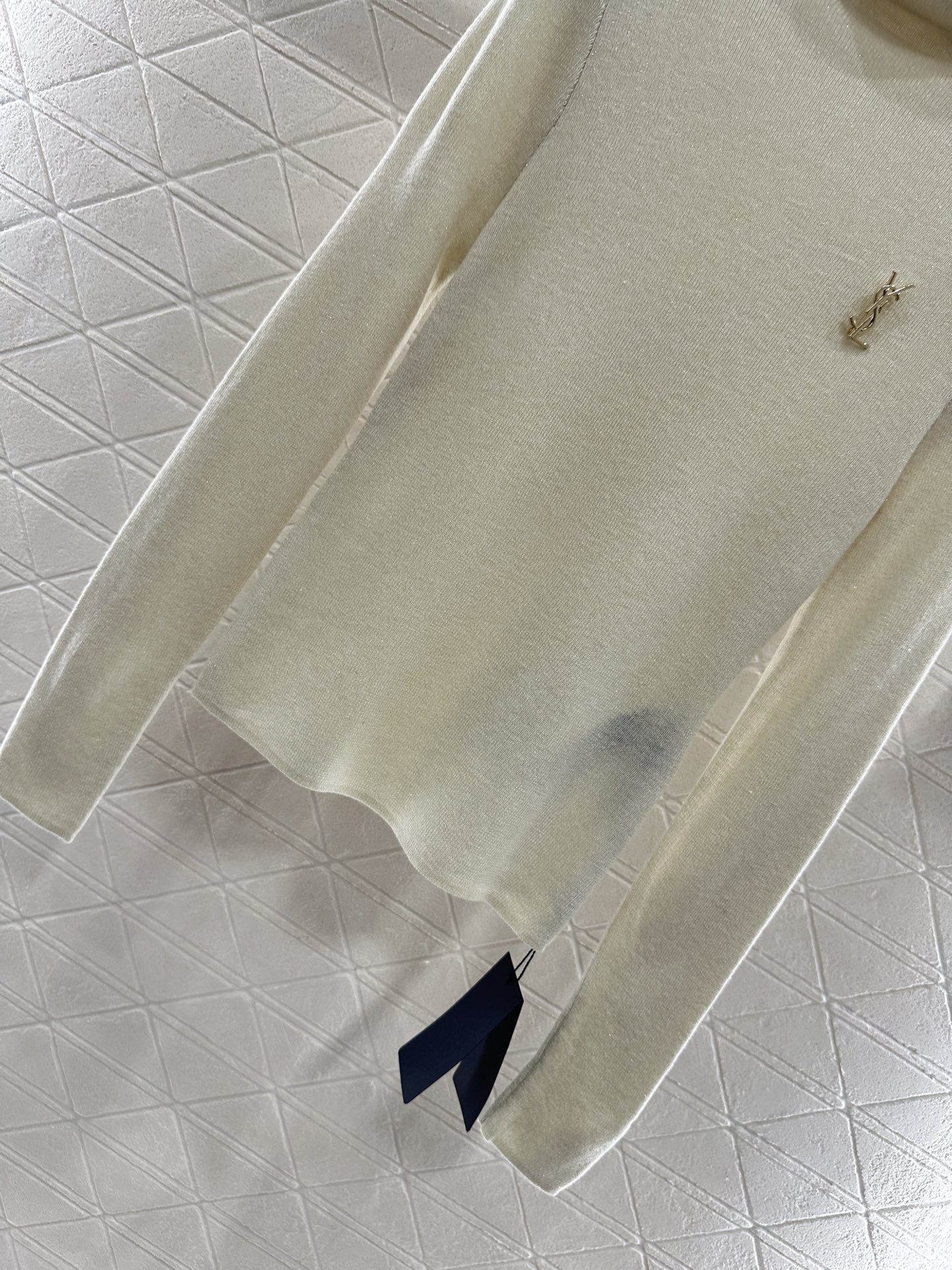 ♥Saint Lauren*♥2025新品上架 高领胸针打底衫定制YB天丝羊毛材质，柔软细腻，质感舒适，