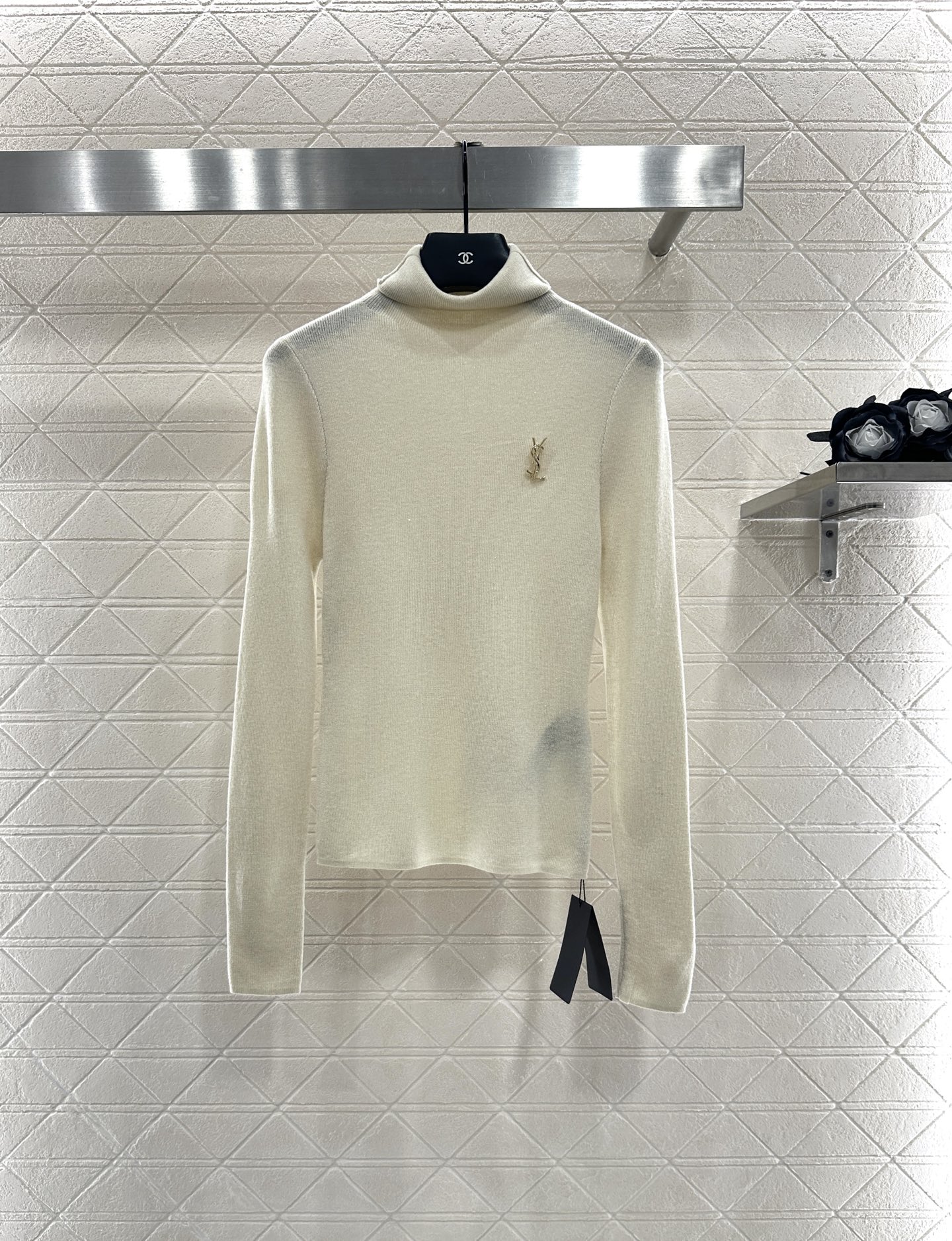 ♥Saint Lauren*♥2025新品上架 高领胸针打底衫定制YB天丝羊毛材质，柔软细腻，质感舒适，